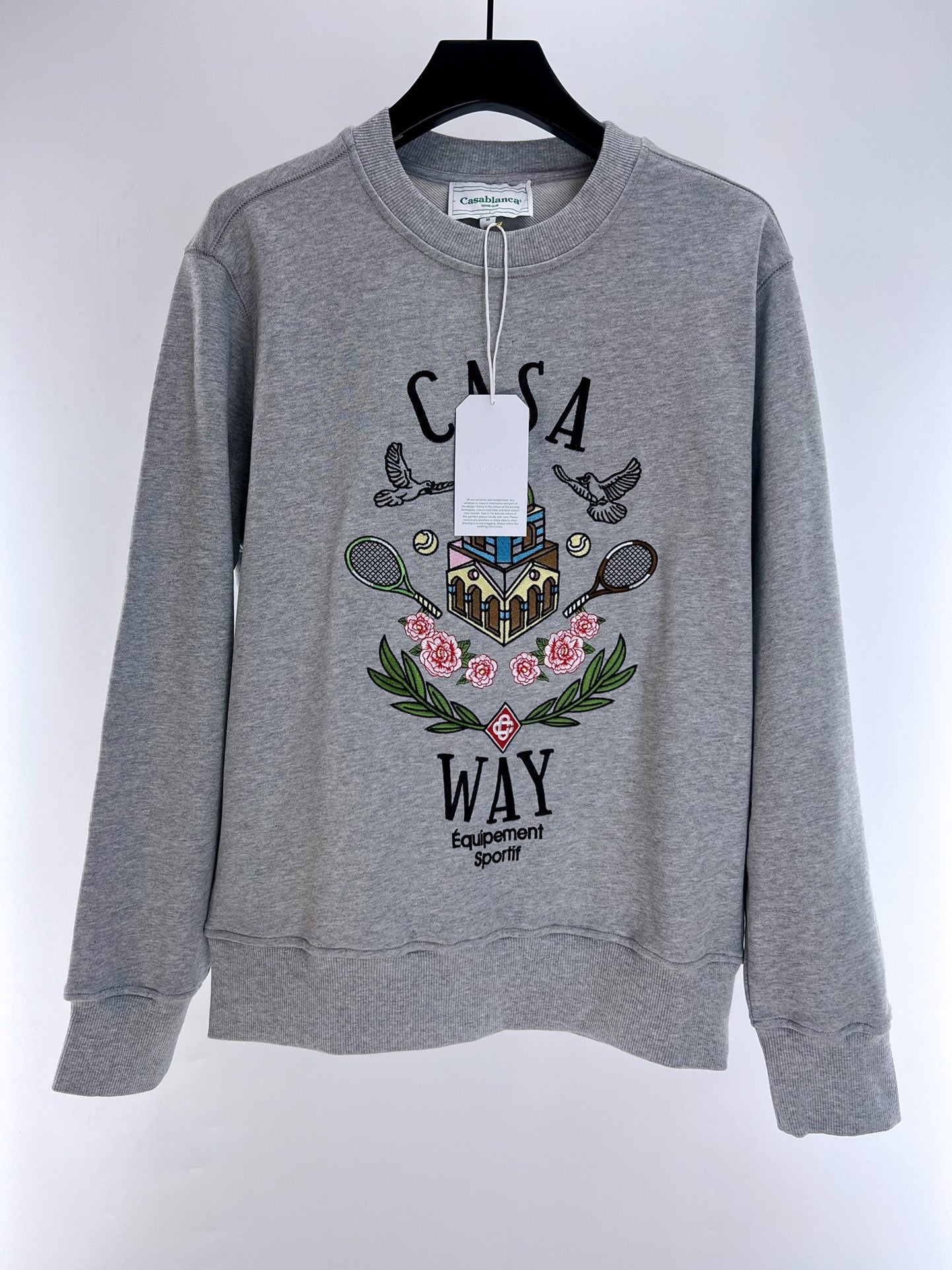 weißes und graues Sweatshirt