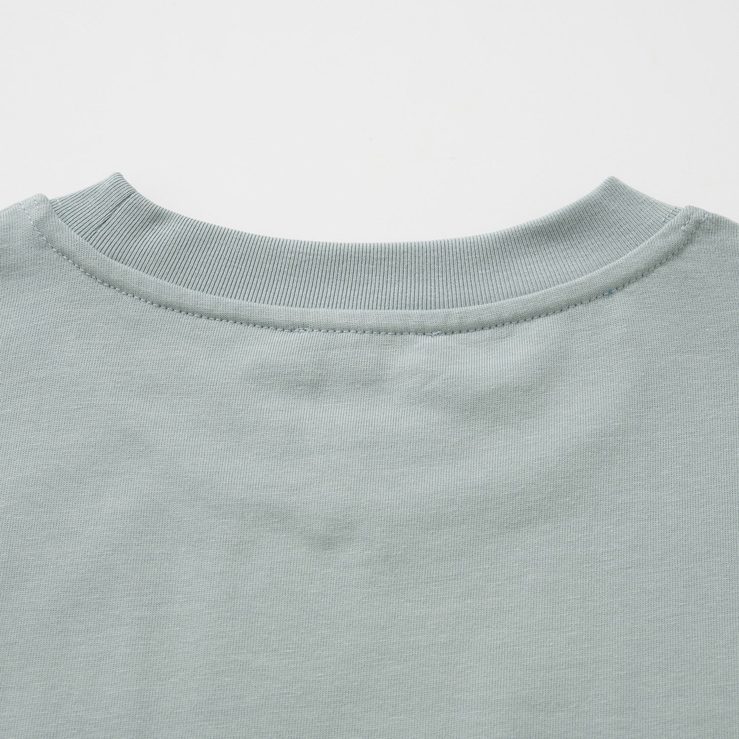 Schwarzes, weißes und blaues T-Shirt