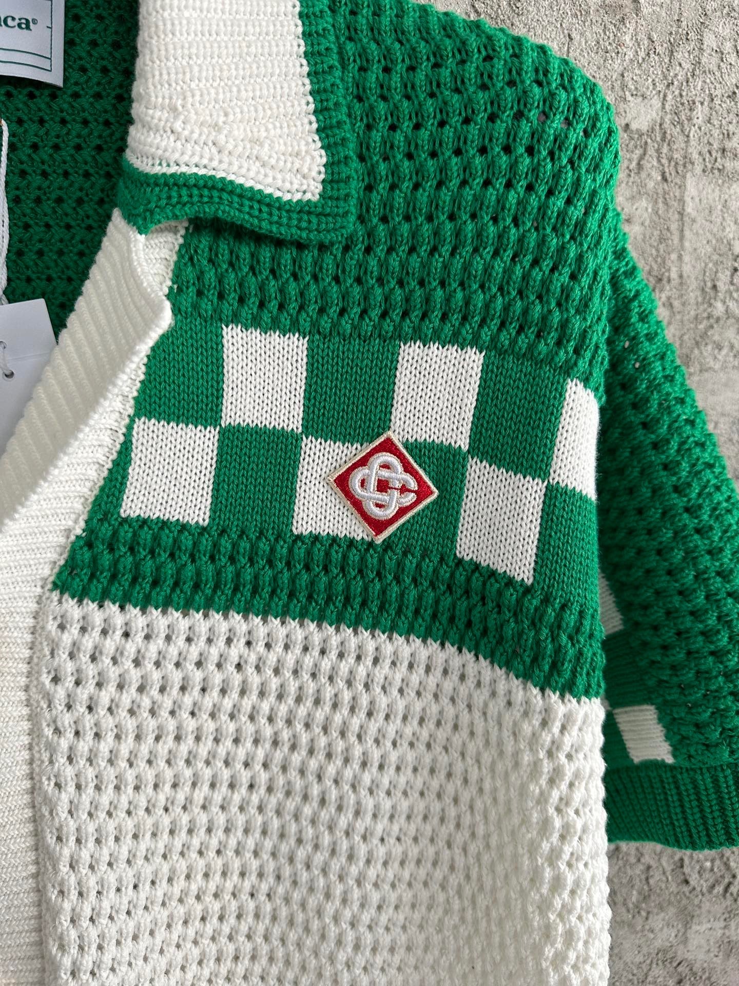 قميص أبيض وأخضر