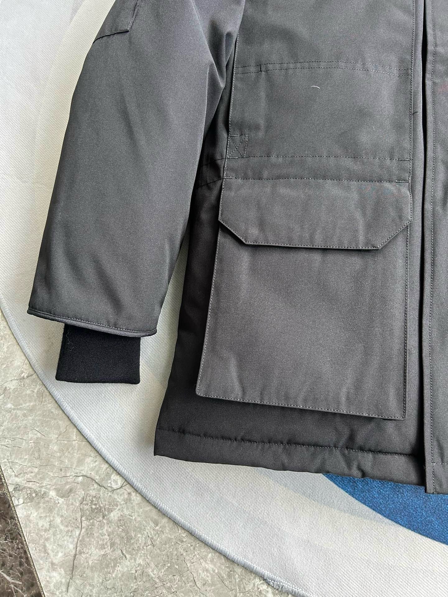 Weiße, graue, rote und schwarze Jacke