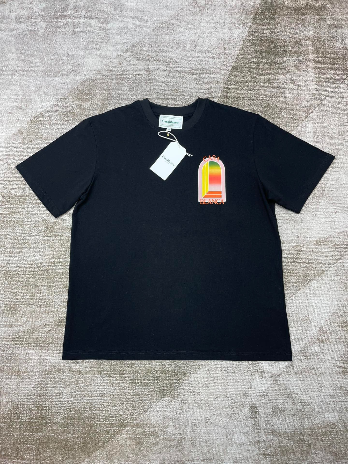 تي شيرت أبيض وأسود