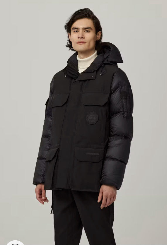 Weiße, graue und schwarze Jacke