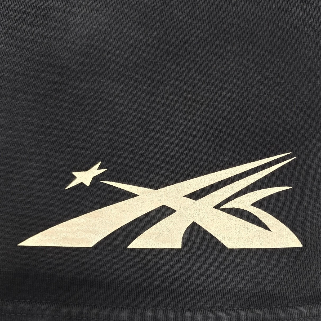 Dunkelschwarzes T-Shirt
