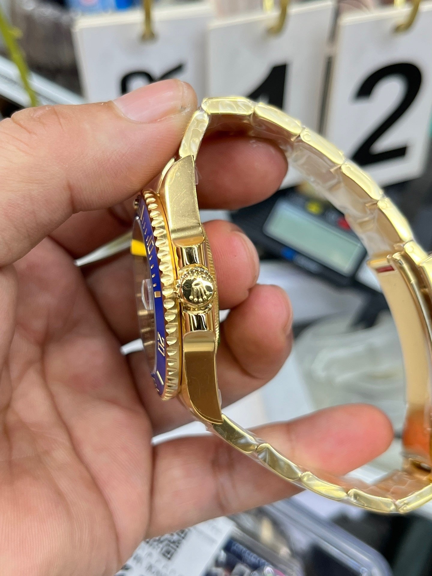 Goldblaue Uhr