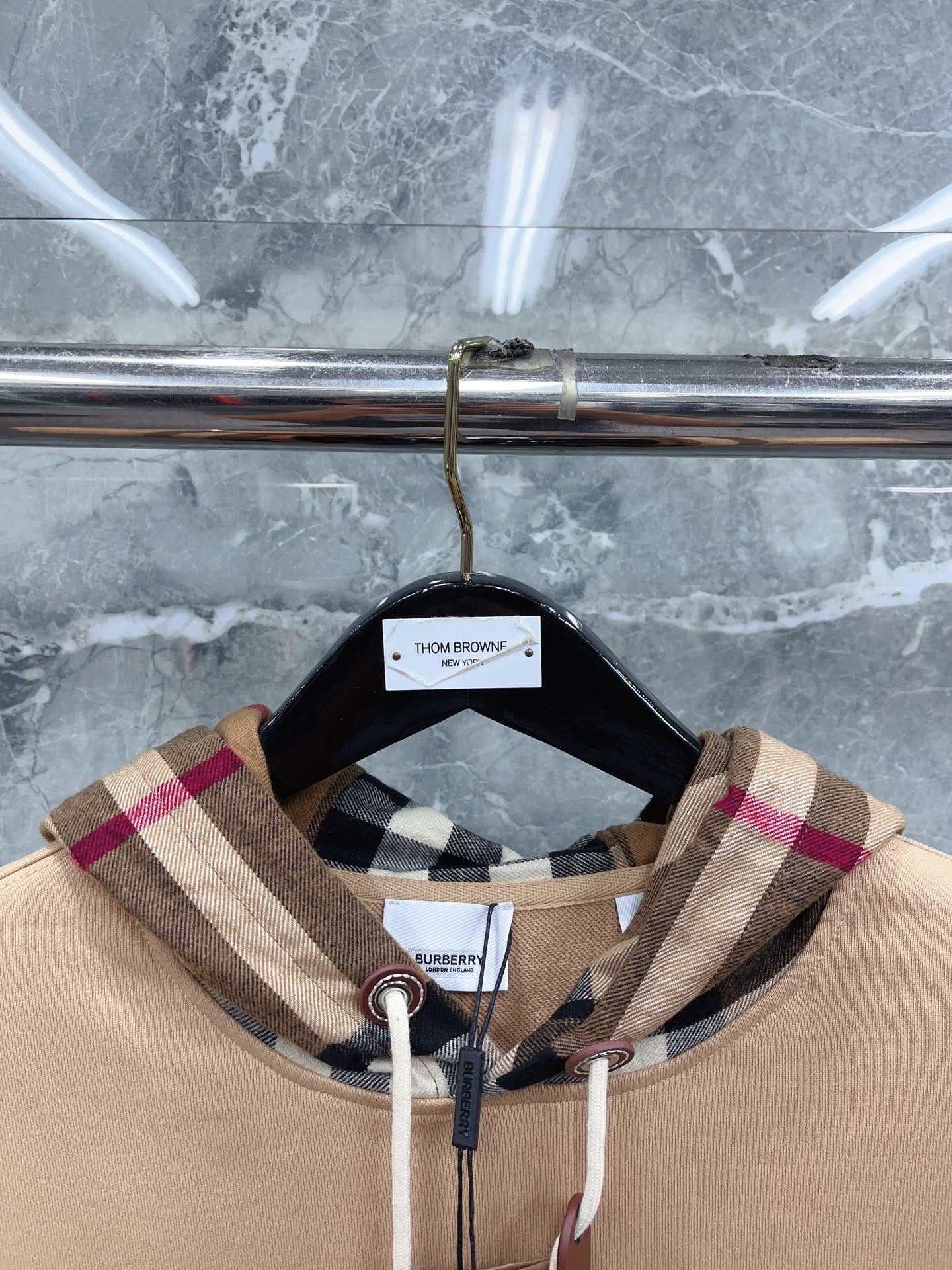 هودي أسود، أزرق غامق، رمادي وكاكي