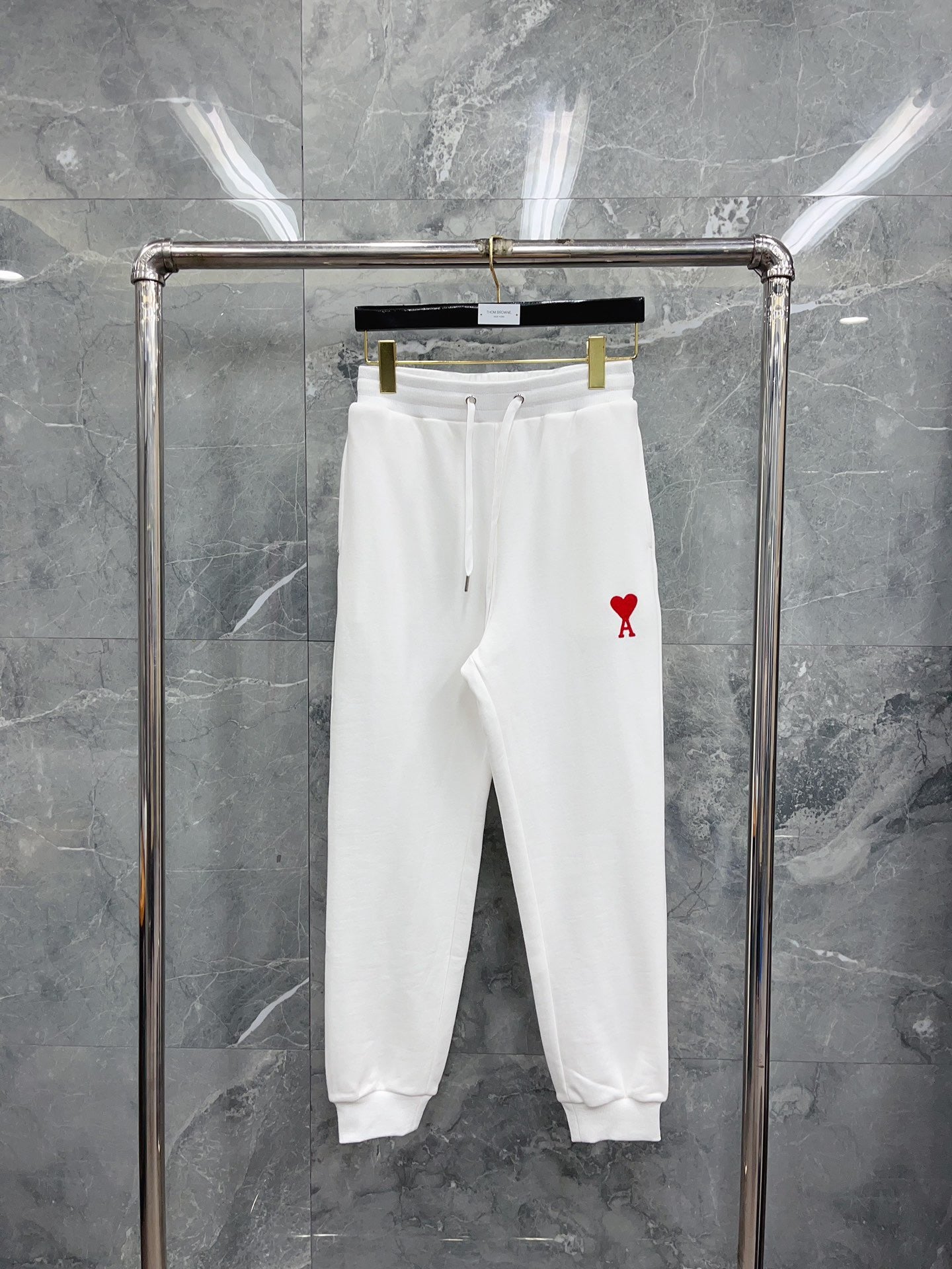 بنطال أسود ورمادي وأبيض