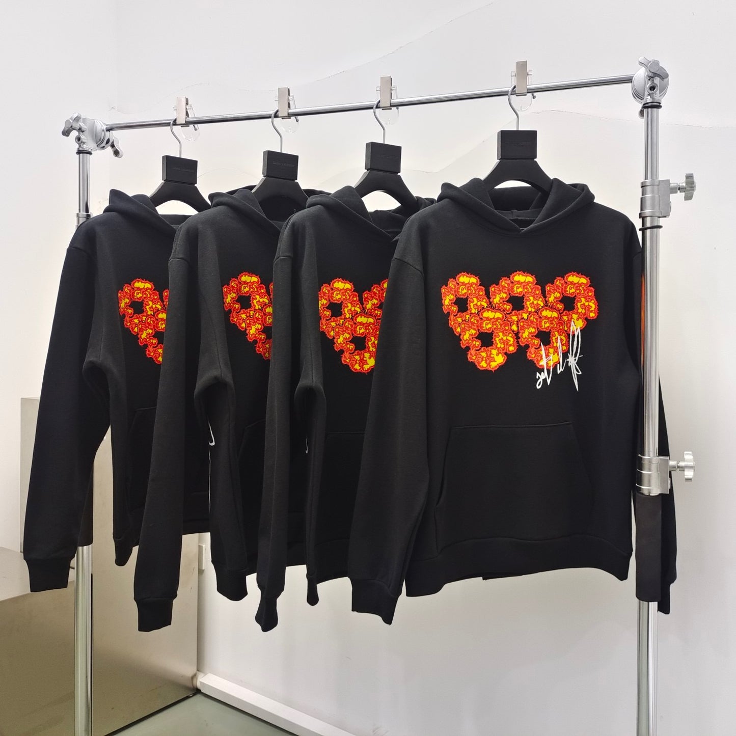 جارزة سوداء بقبعة شتوية