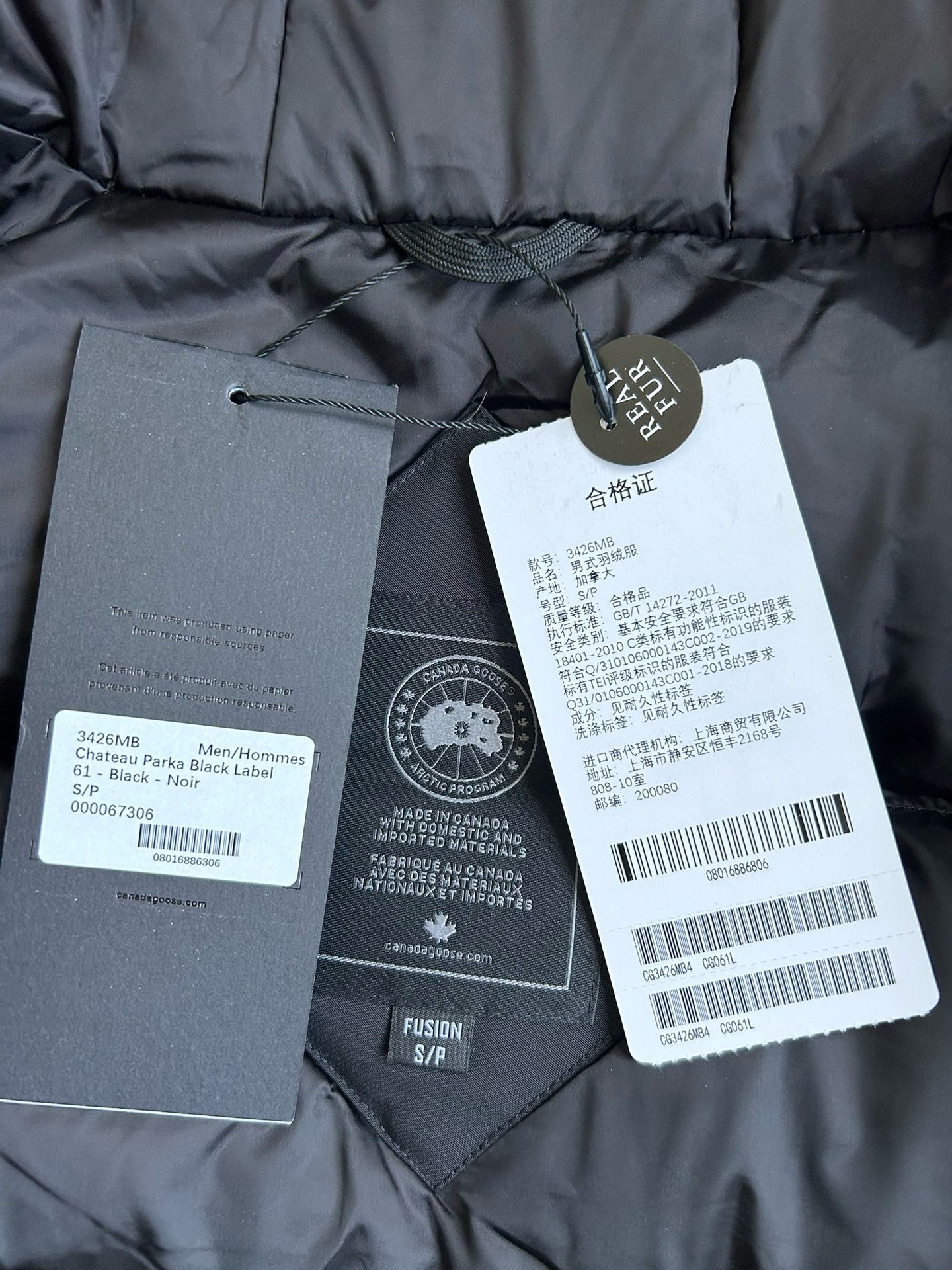 Schwarze und graue Jacke