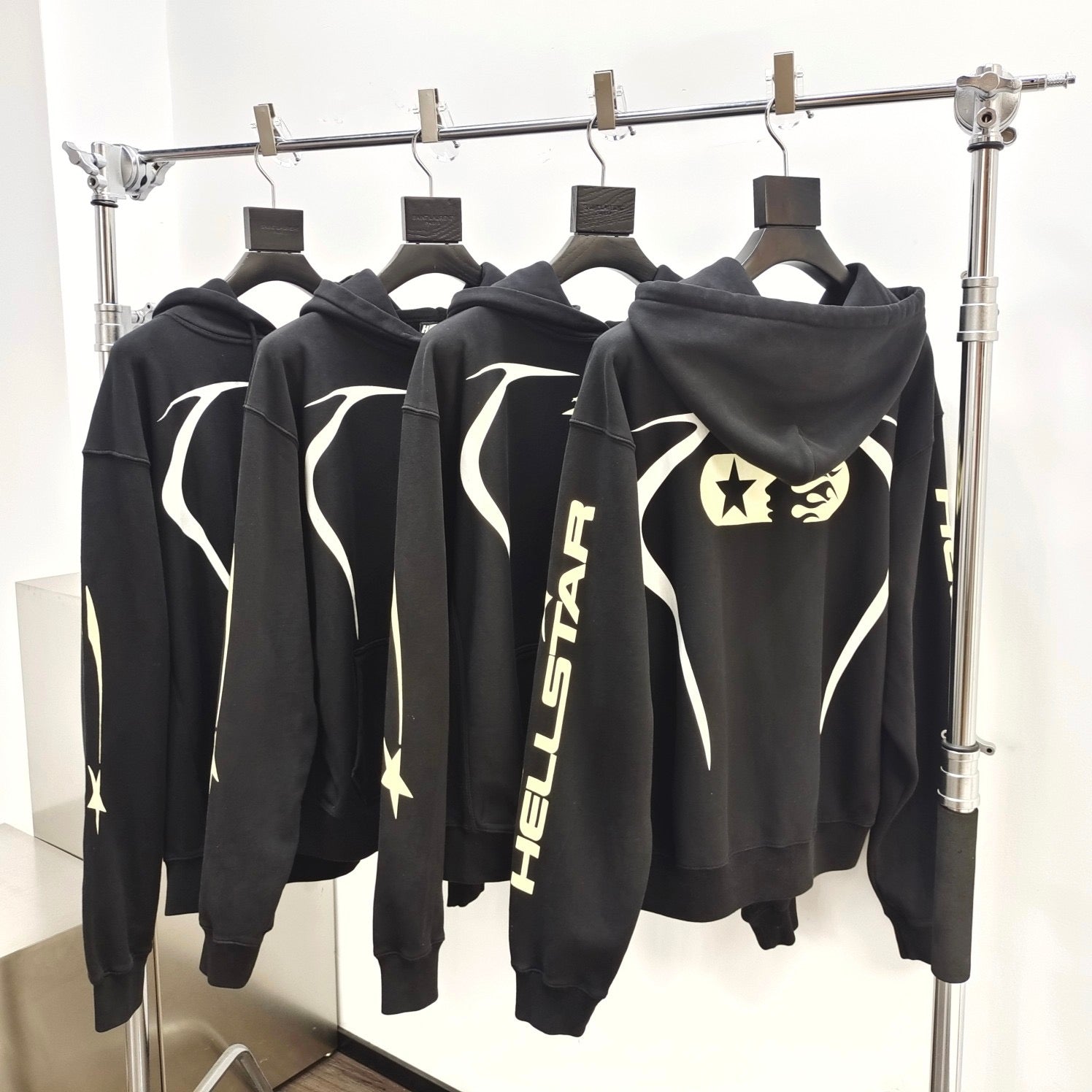 Schwarzer Hoodie