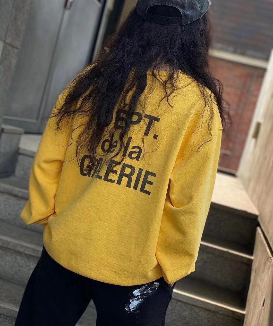Gelbes Sweatshirt
