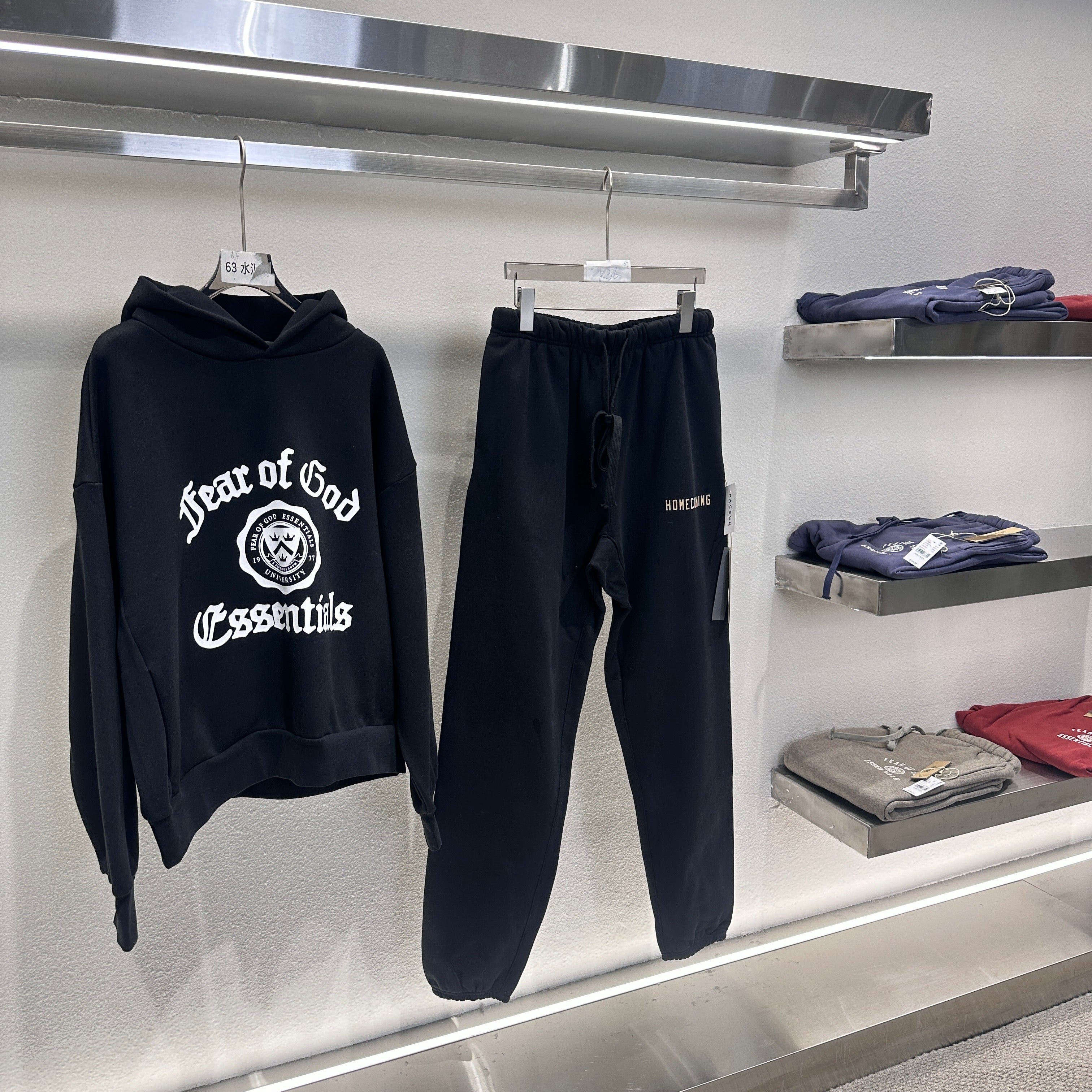 Sudadera con capucha negra y gris niebla oscura