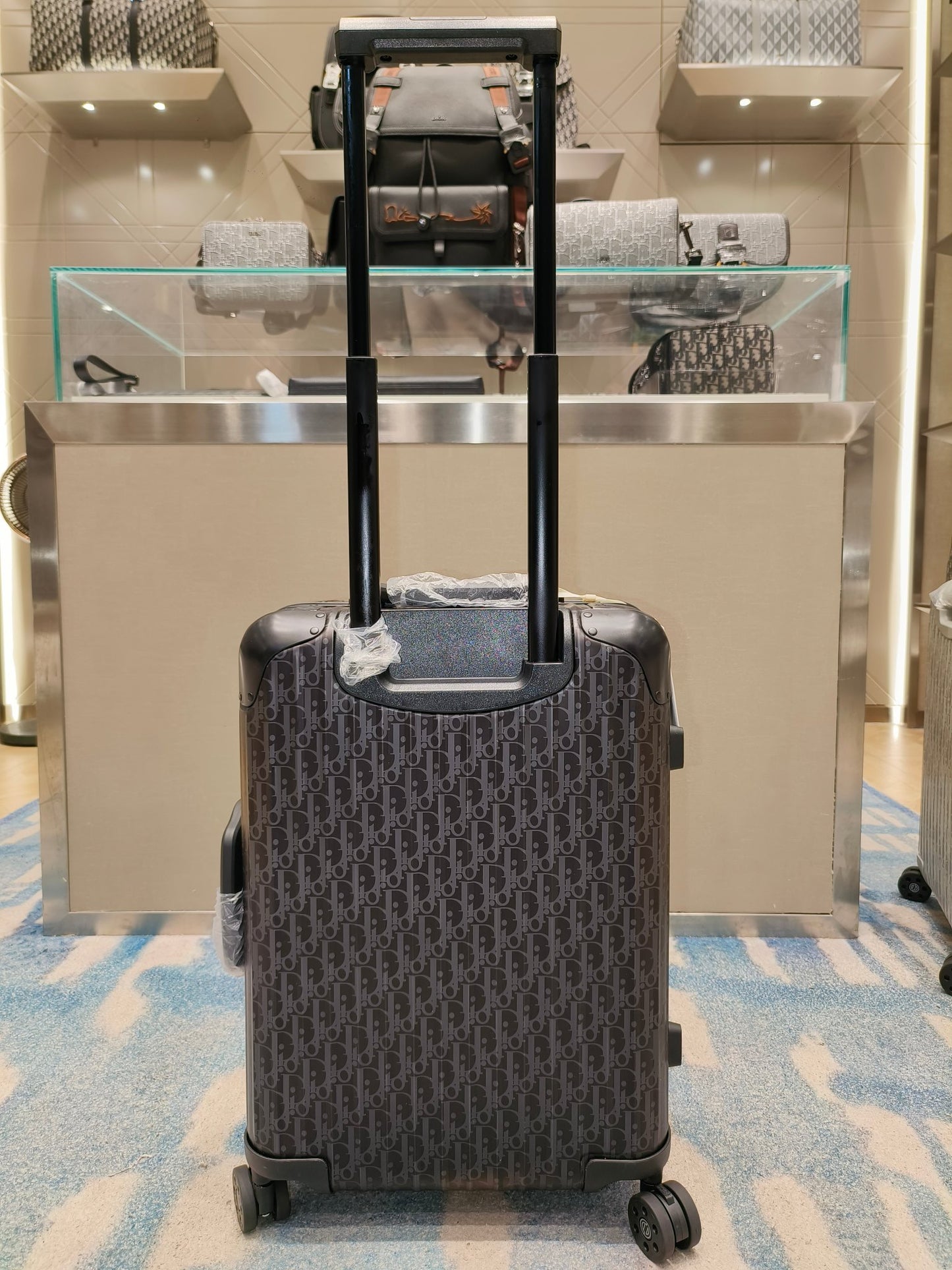 Schwarzer, silberner und brauner Koffer