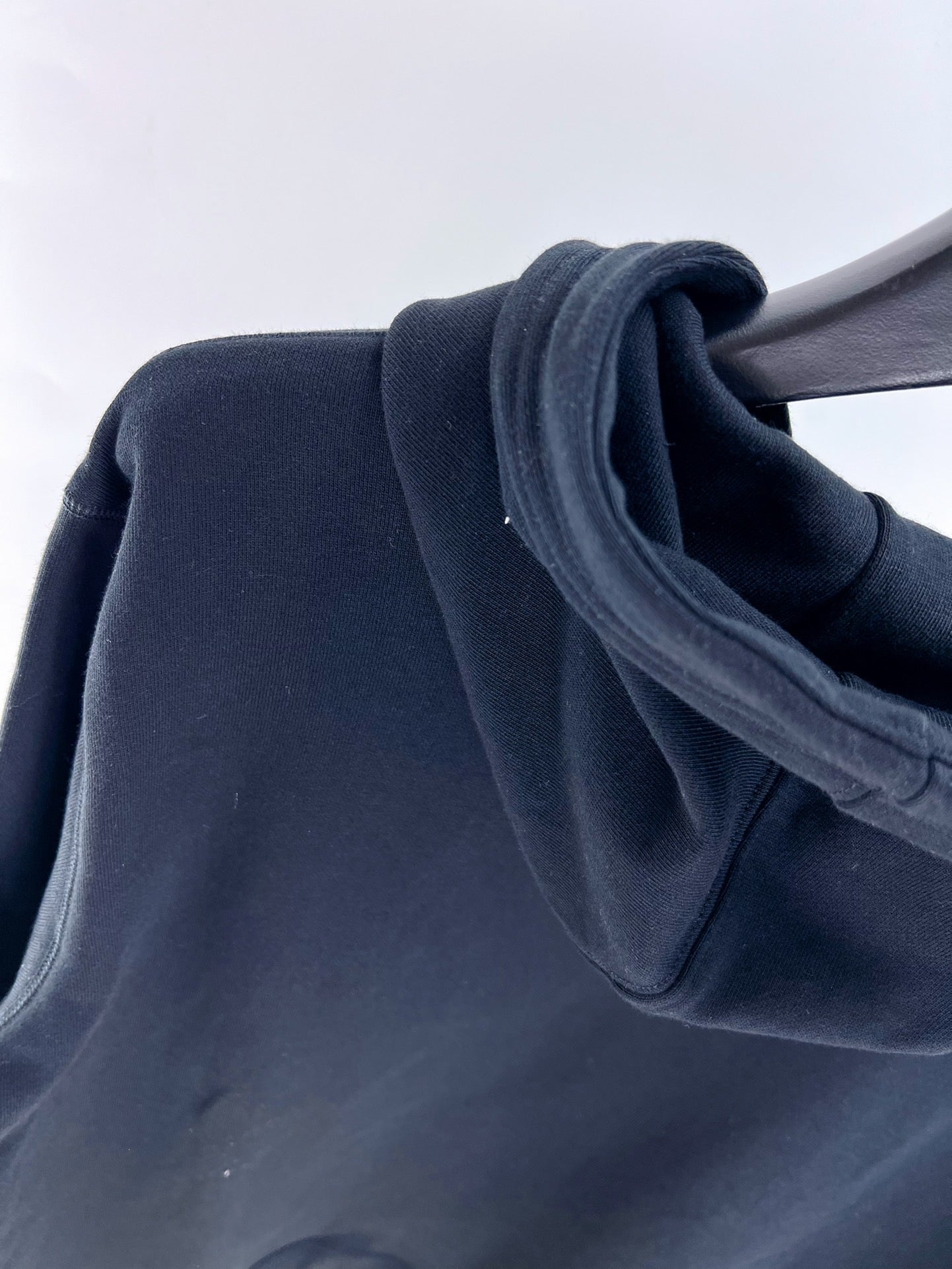 Schwarz-weißer Kapuzenpullover