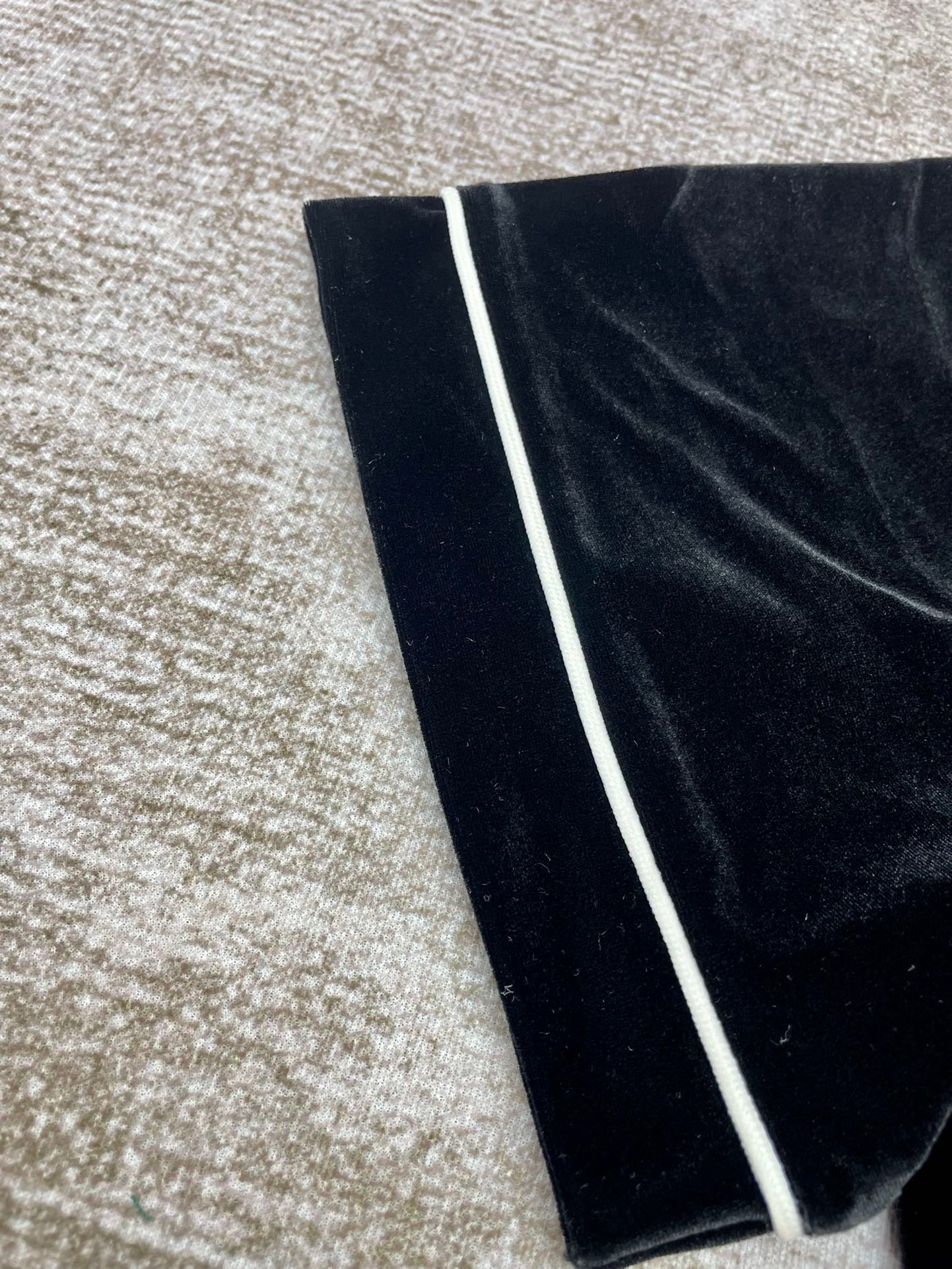 Schwarze und grüne Jacke