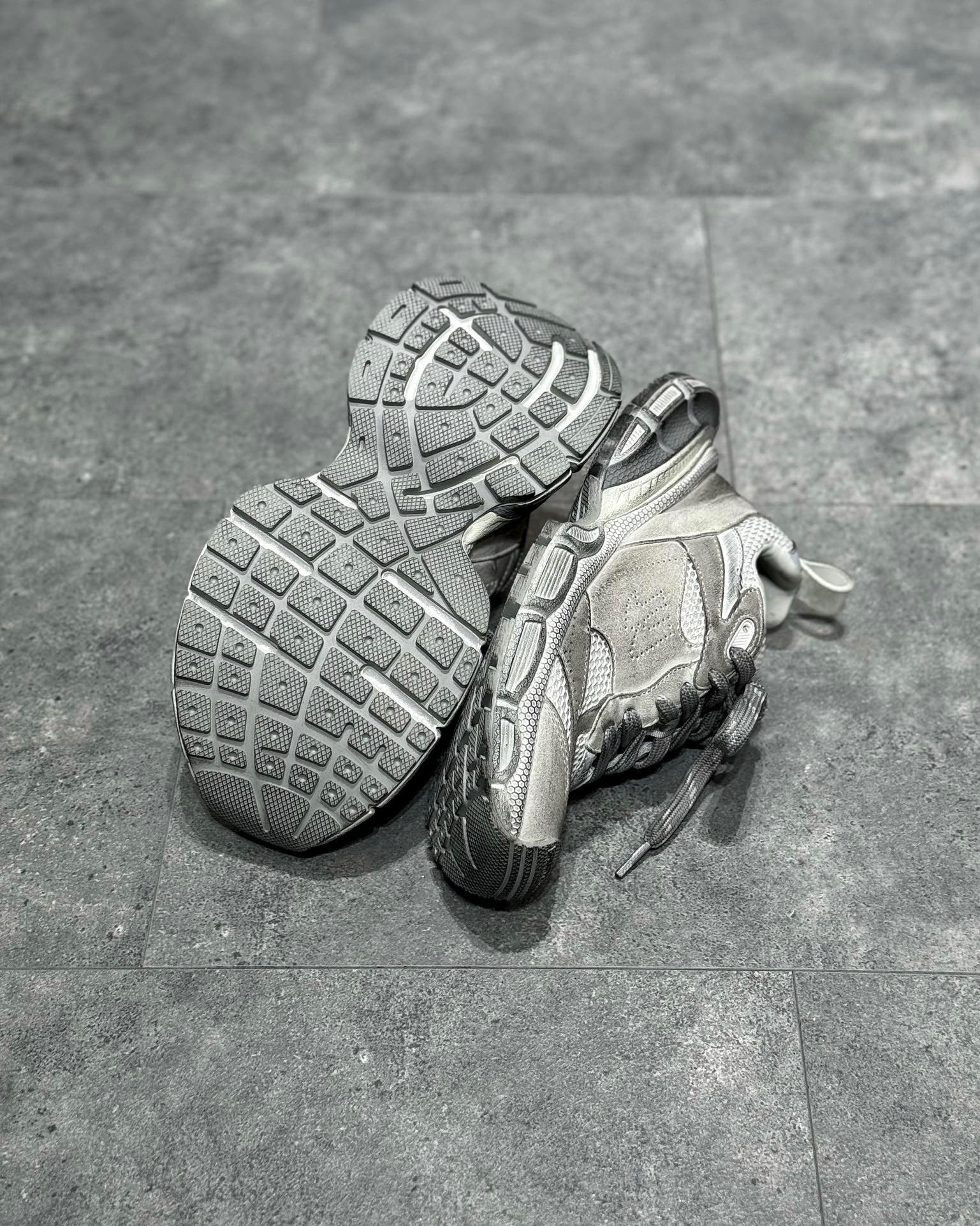 Graue Schuhe
