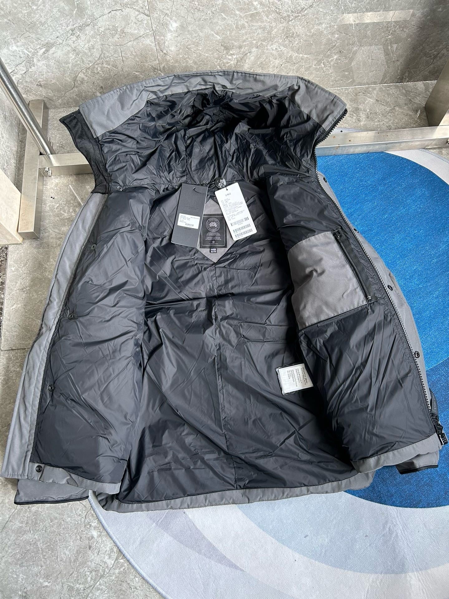 Weiße, graue, blaue und schwarze Jacke