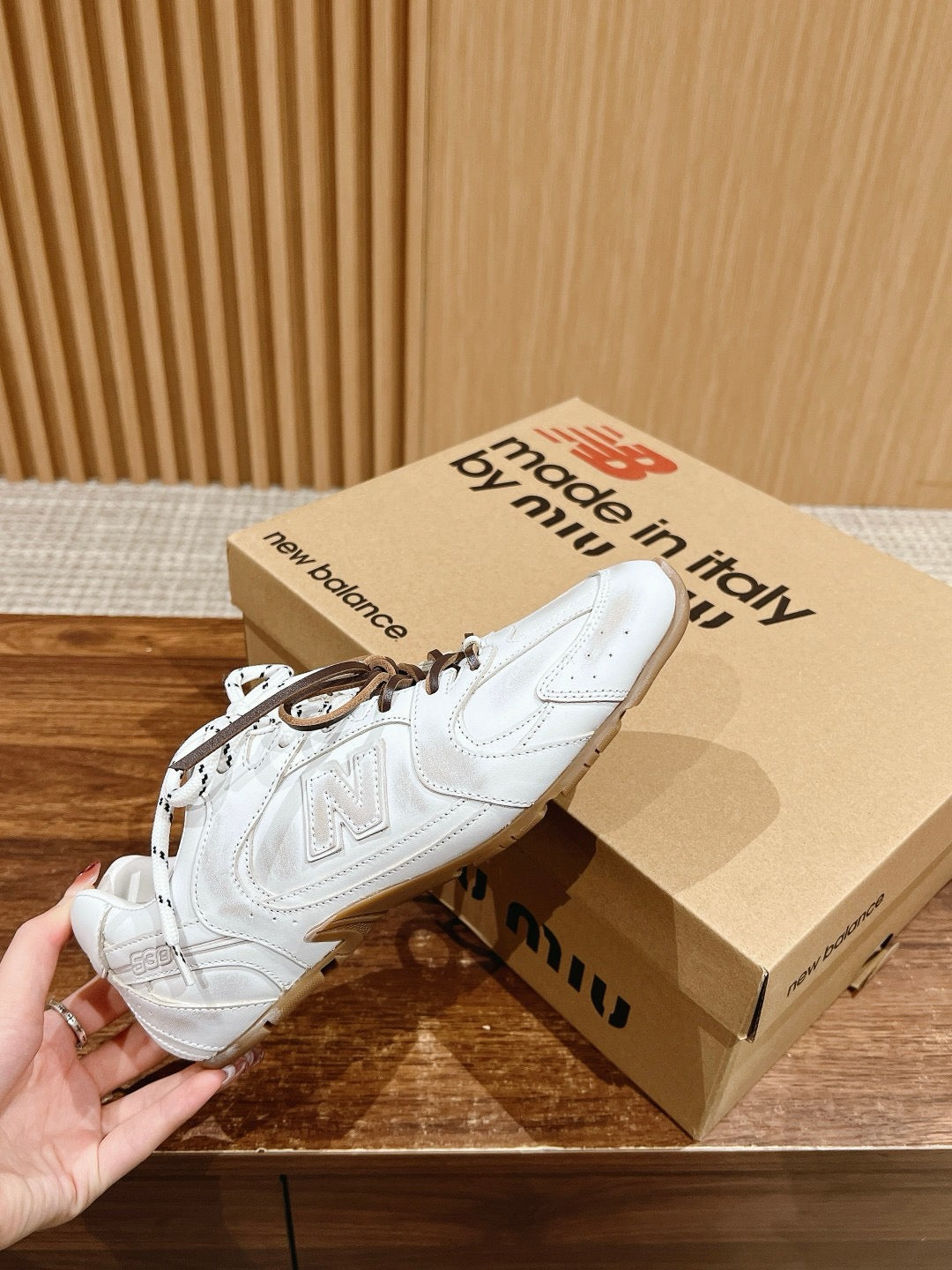 أحذية متعددة الألوان