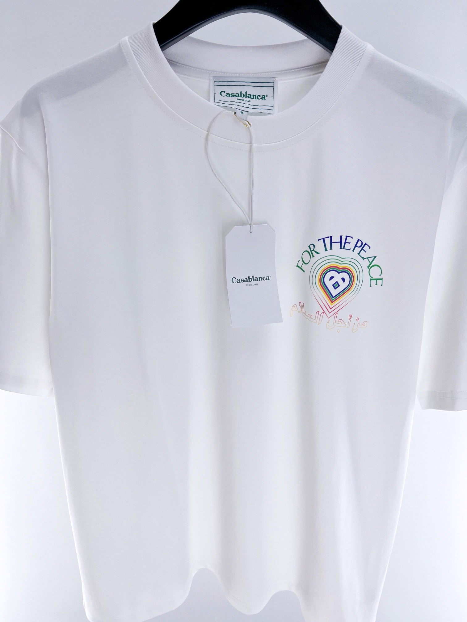Weißes und blaues T-Shirt