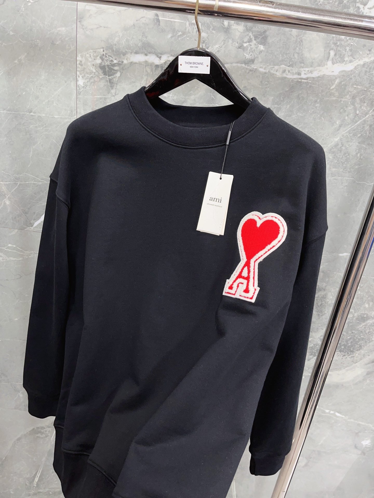 Schwarz-grau-weißes Trikot