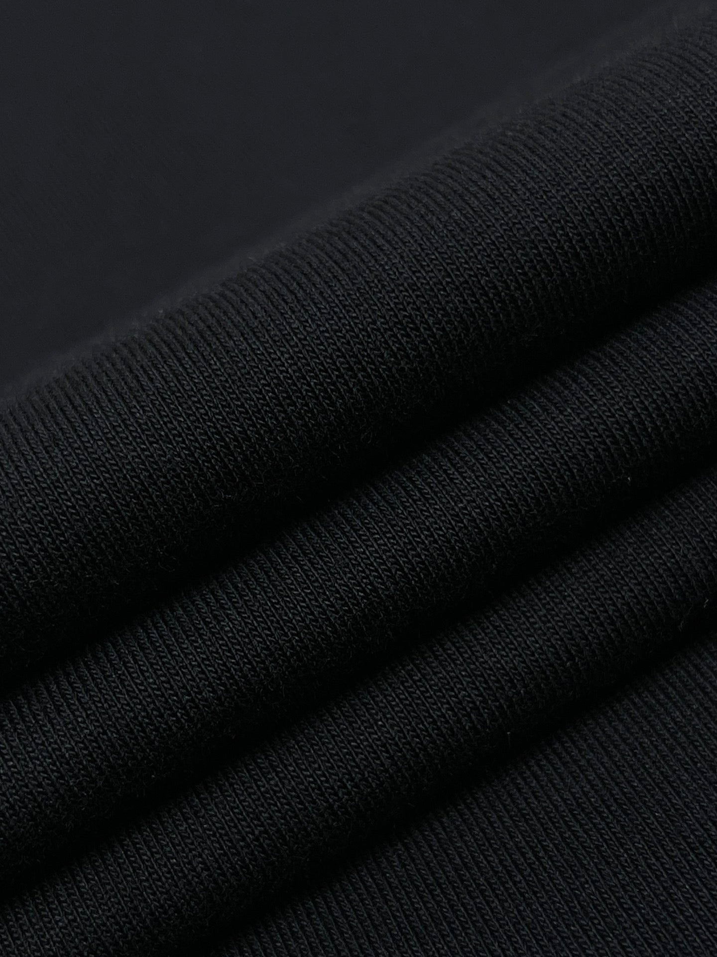 Weißes, grünes und schwarzes T-Shirt