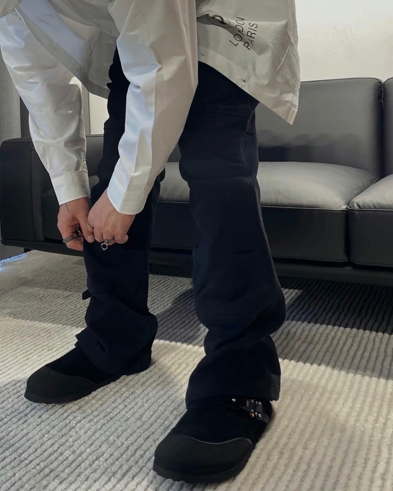 أحذية باللون الأسود والرمادي والأبيض العاجي