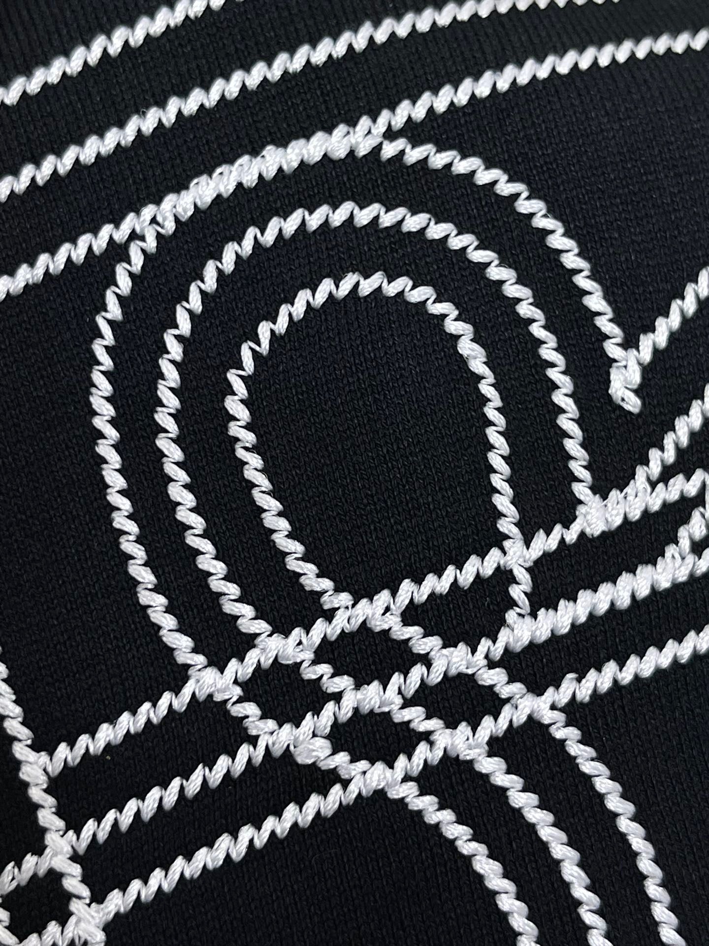 Schwarzes, weißes und blaues T-Shirt