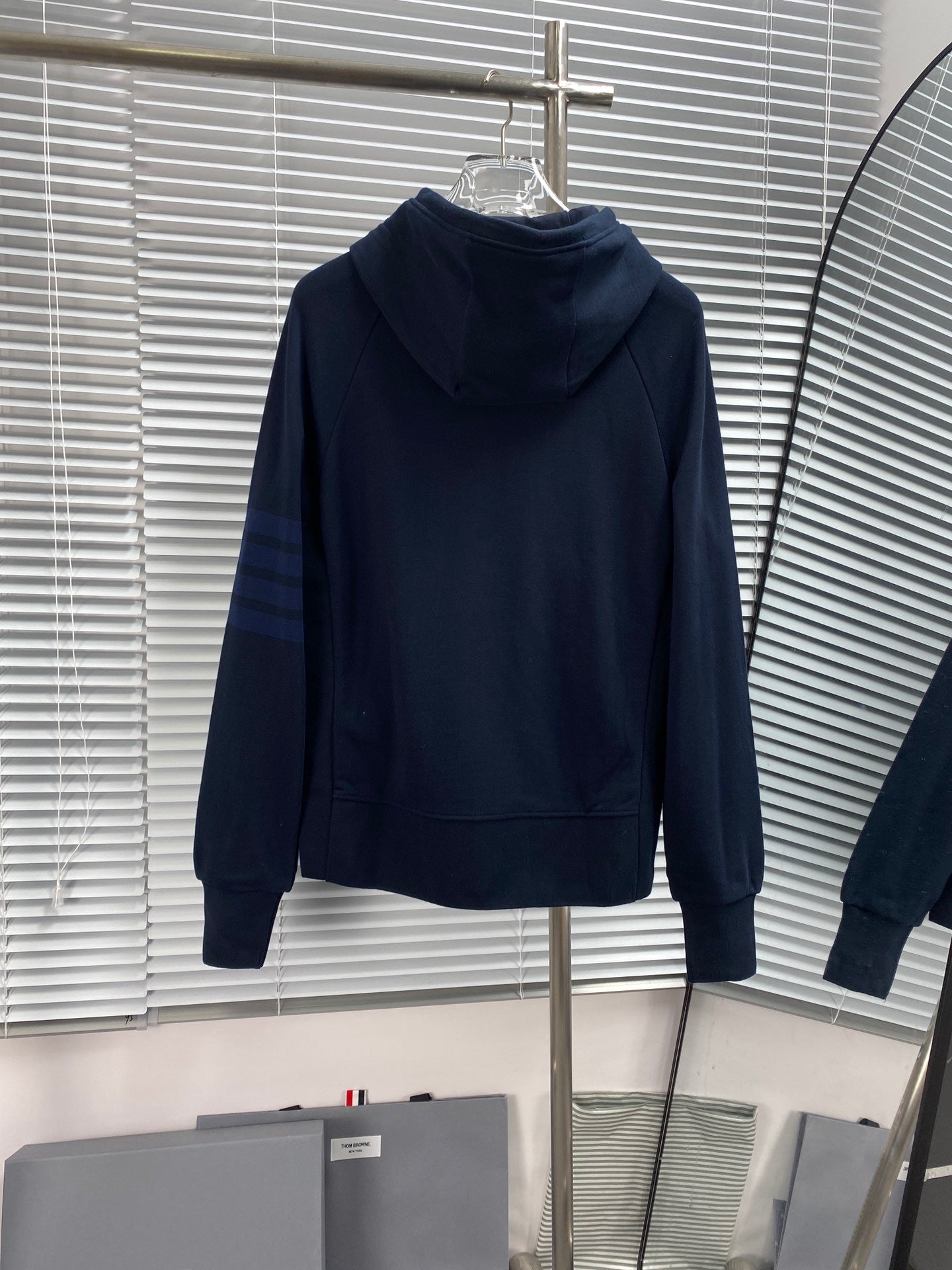 Dunkelblaue und graue Jacke