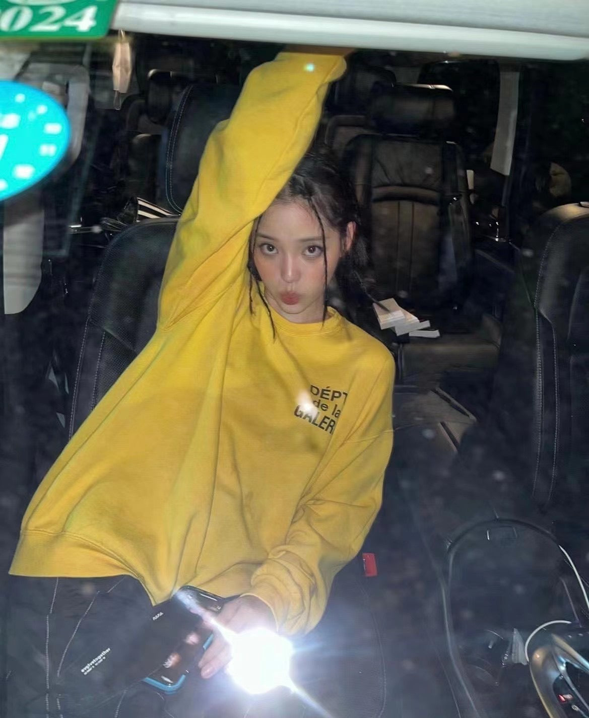 Gelbes Sweatshirt