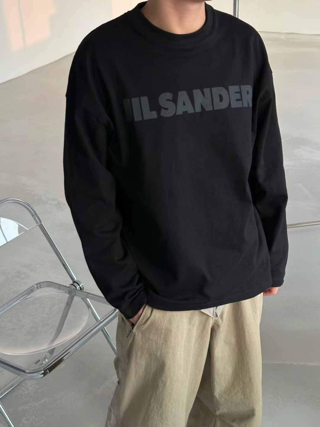 سويت شيرت رمادي وأبيض وأسود