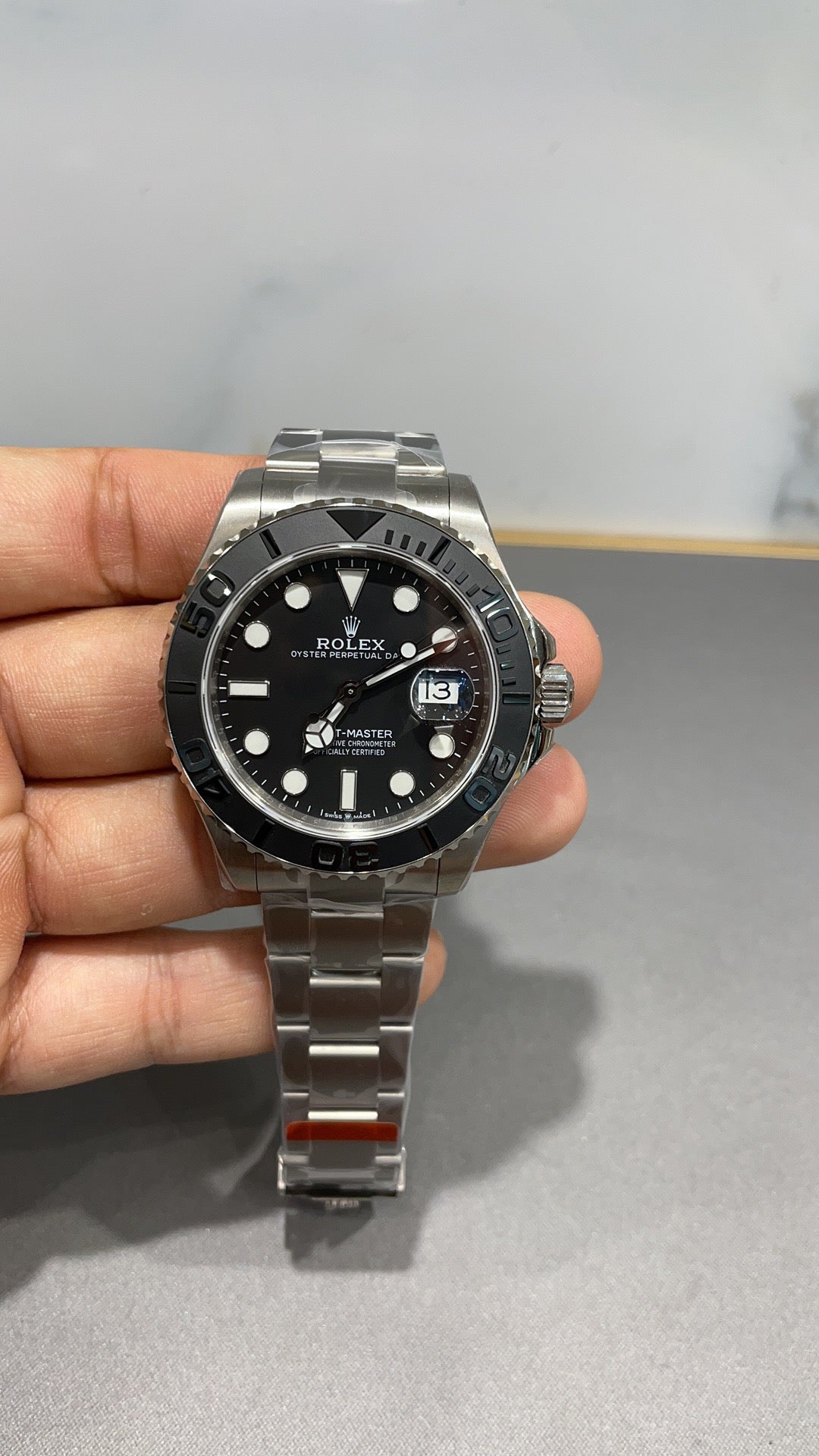 Weiß-schwarze Uhr