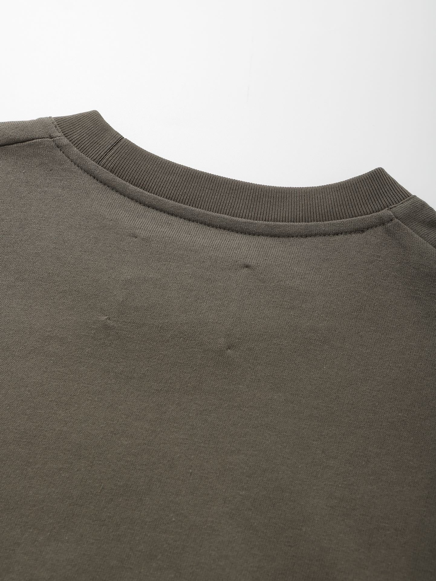 سويت شيرت رمادي وأبيض وأسود