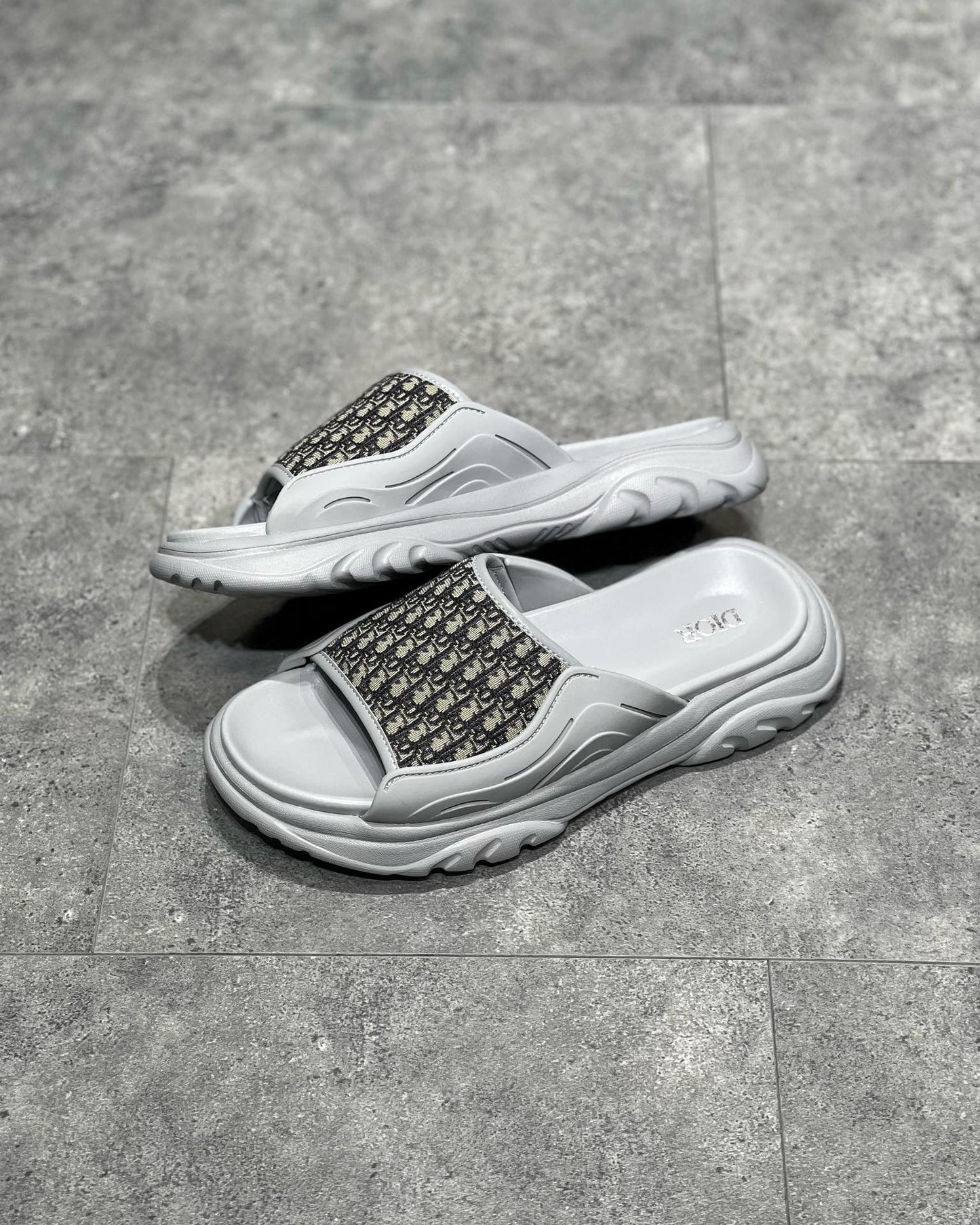 أحذية سوداء ورمادية