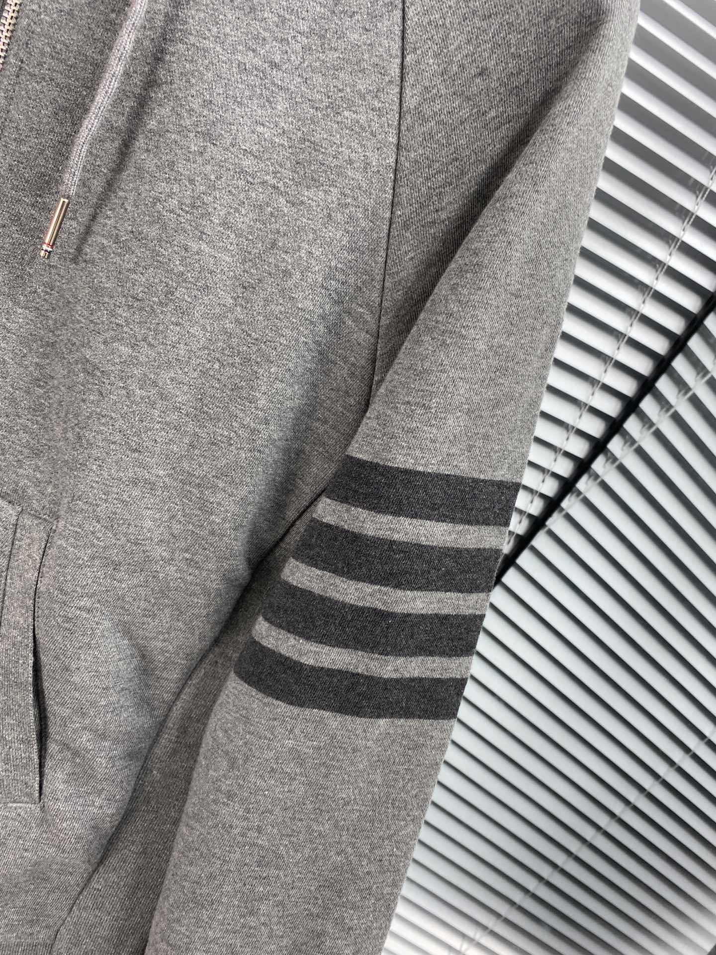 Dunkelblaue und graue Jacke