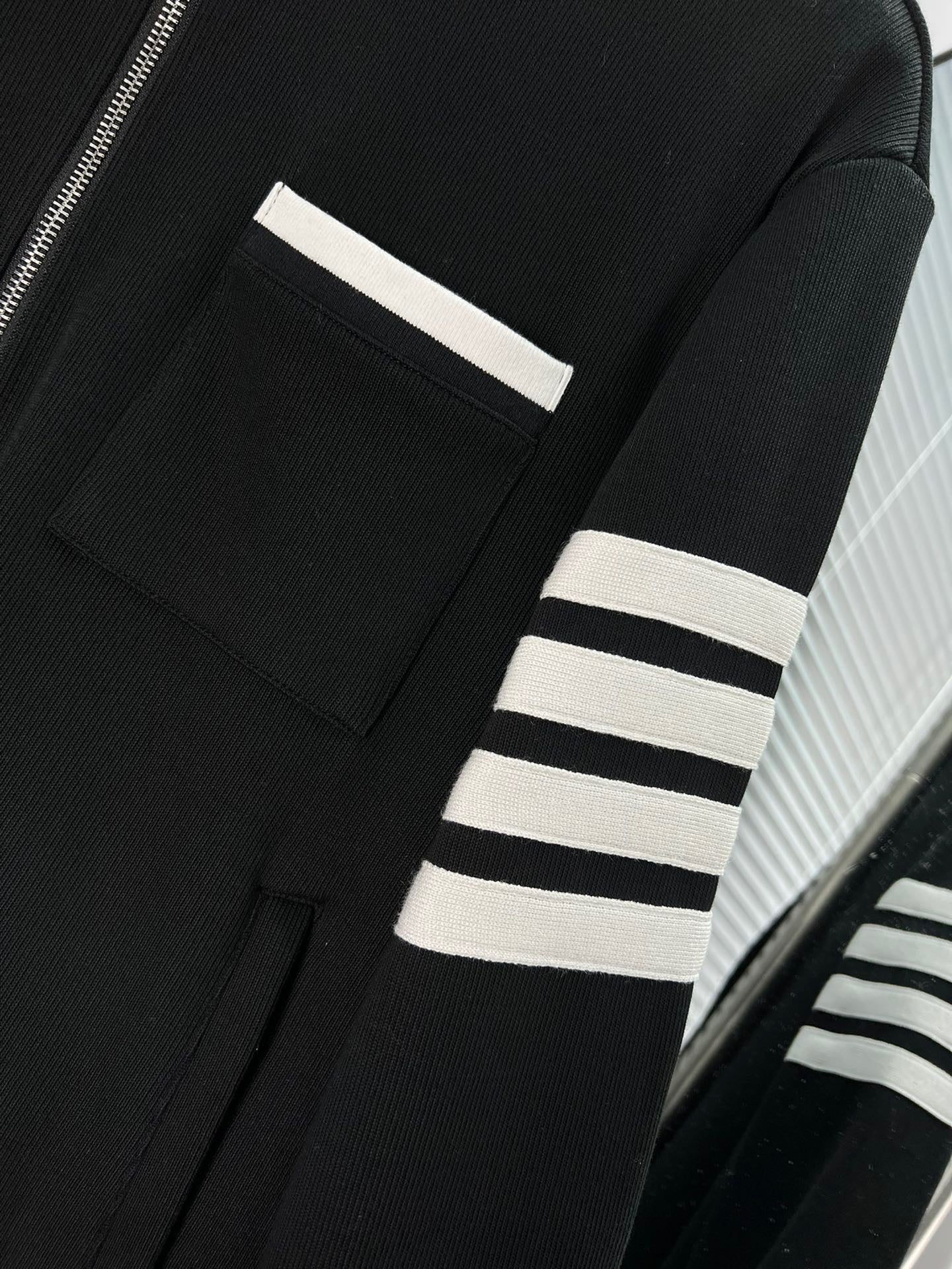 سترة سوداء وزرقاء داكنة