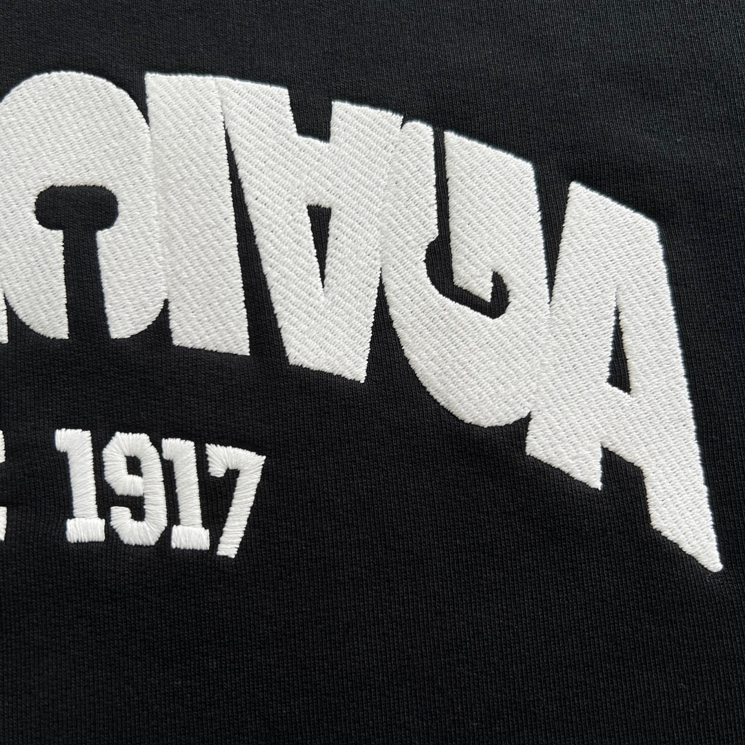Schwarz-weißer Kapuzenpullover