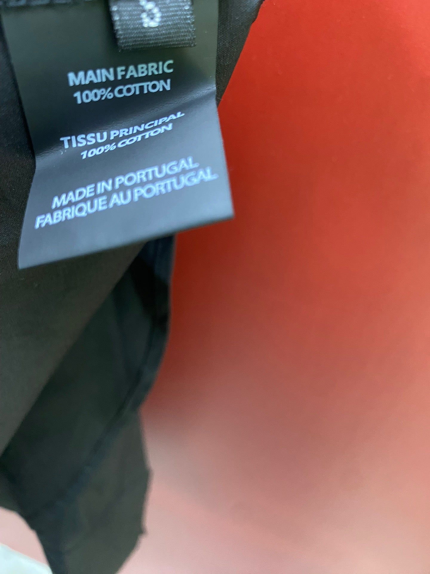 Schwarze und weiße Jacke