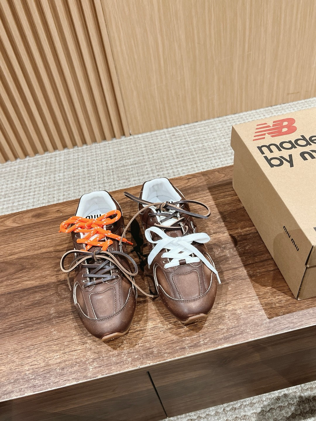 أحذية متعددة الألوان