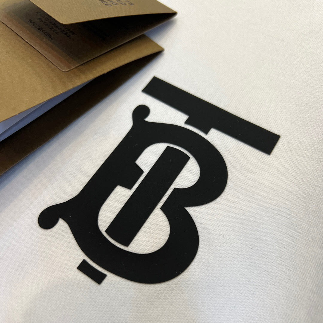 Schwarzes, khakifarbenes und weißes T-Shirt