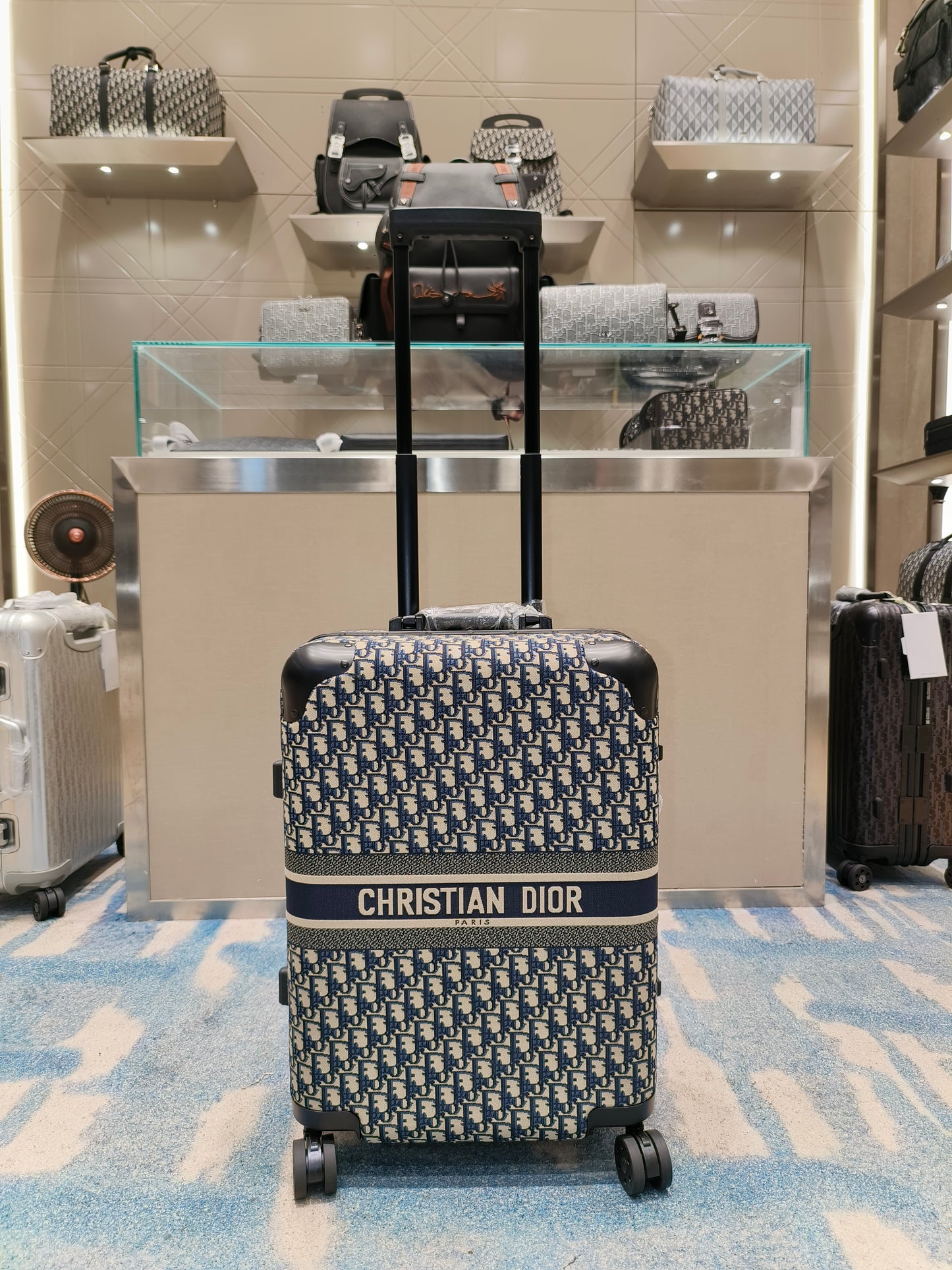 Schwarzer, silberner und brauner Koffer