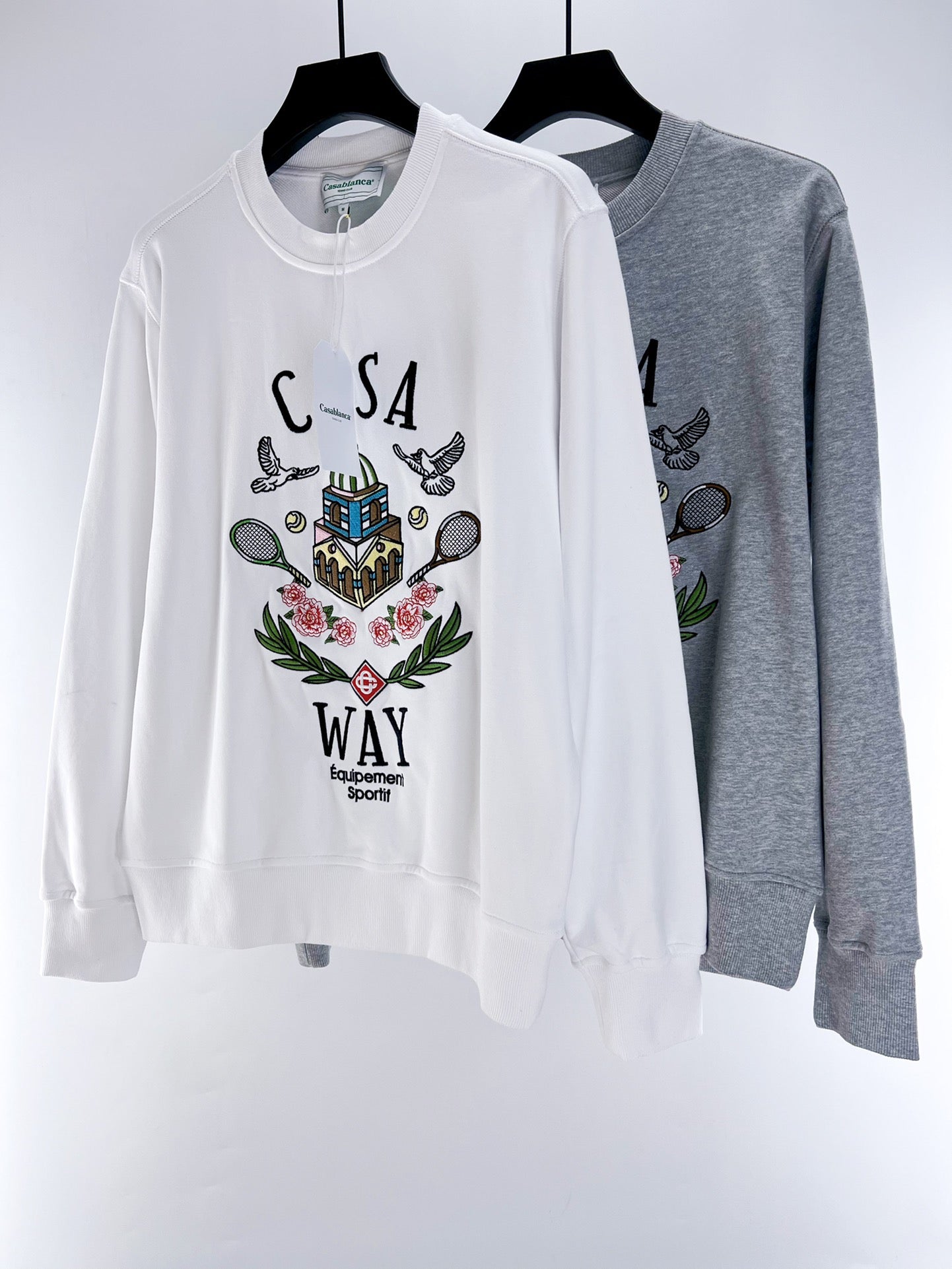 weißes und graues Sweatshirt