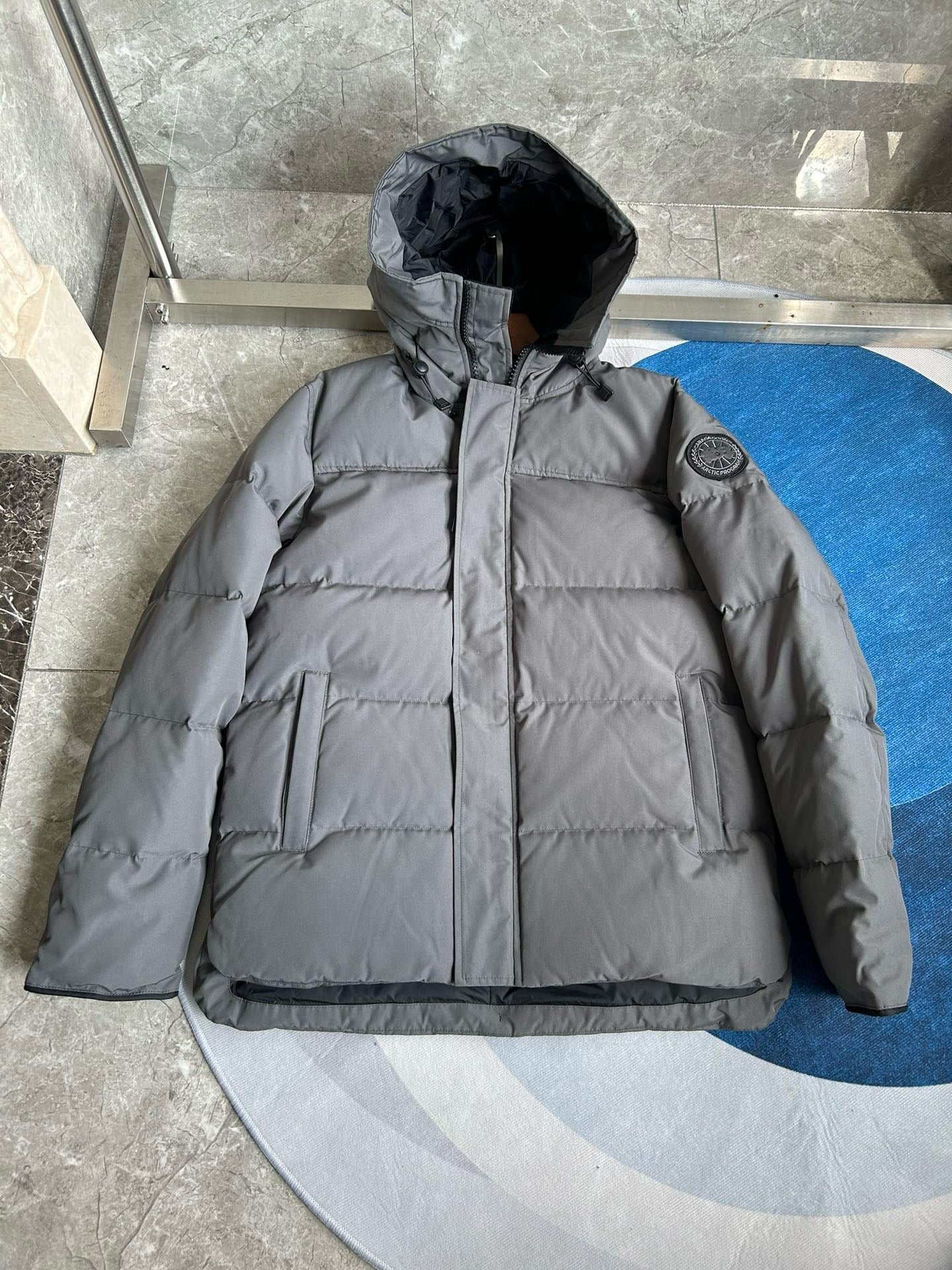 Weiße, graue, blaue und schwarze Jacke