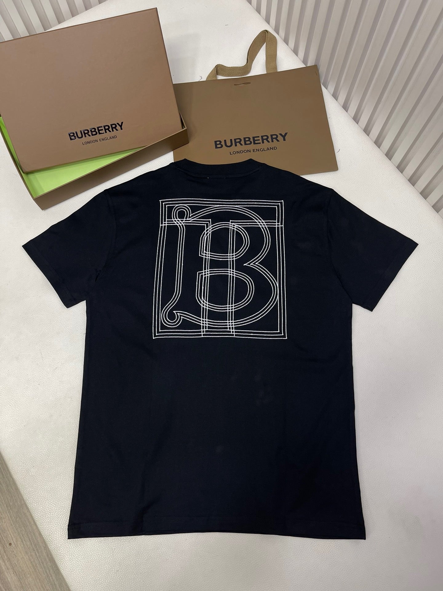 Schwarzes, weißes und blaues T-Shirt