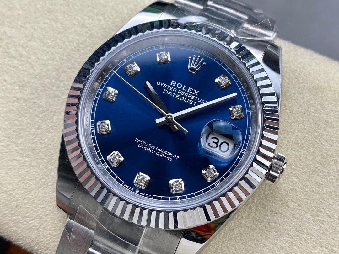 Weiß-blaue Uhr