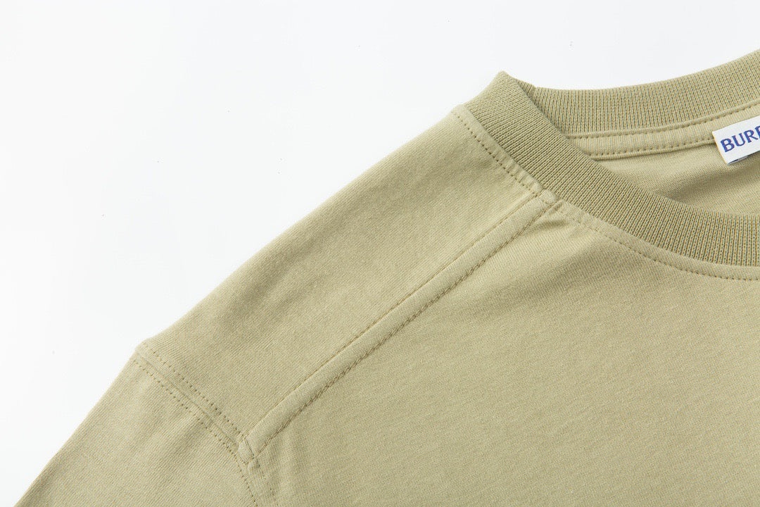 Dunkelgrünes und graues T-Shirt