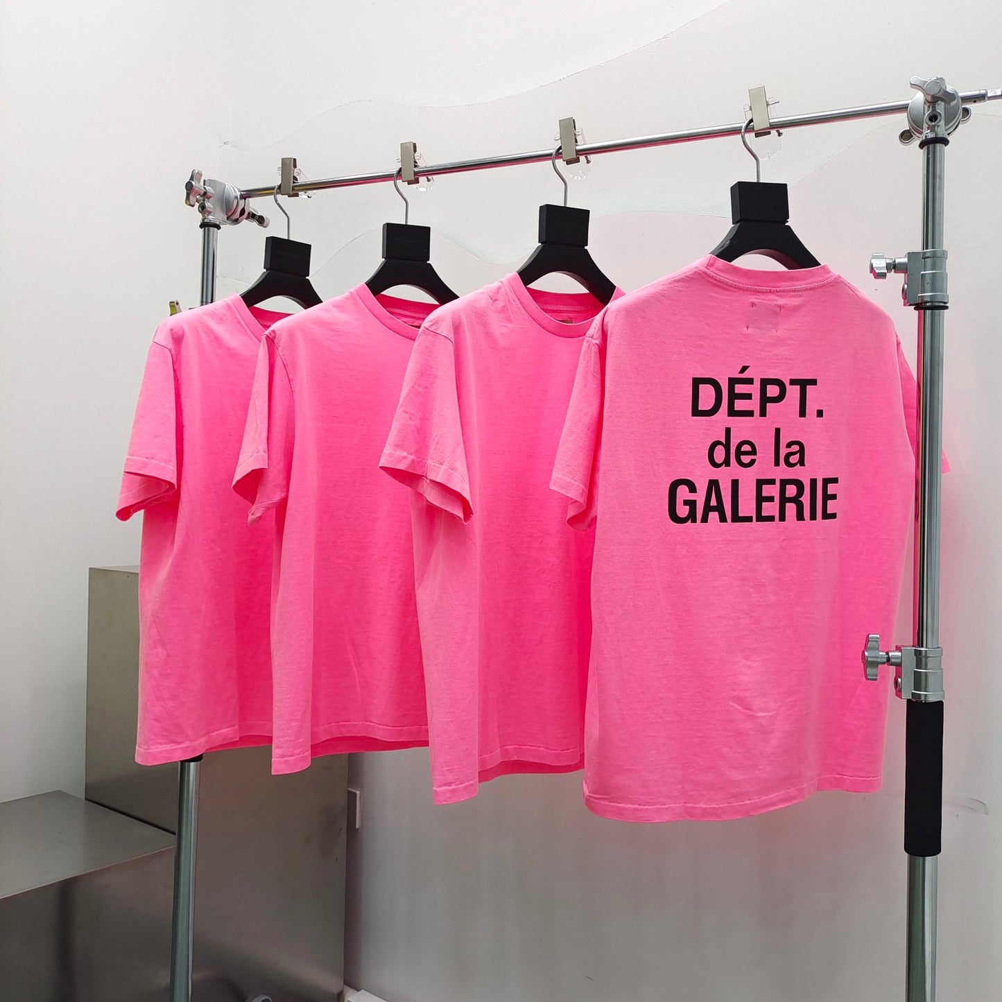 تي شيرت عضوي باللون الأصفر والوردي والأصفر