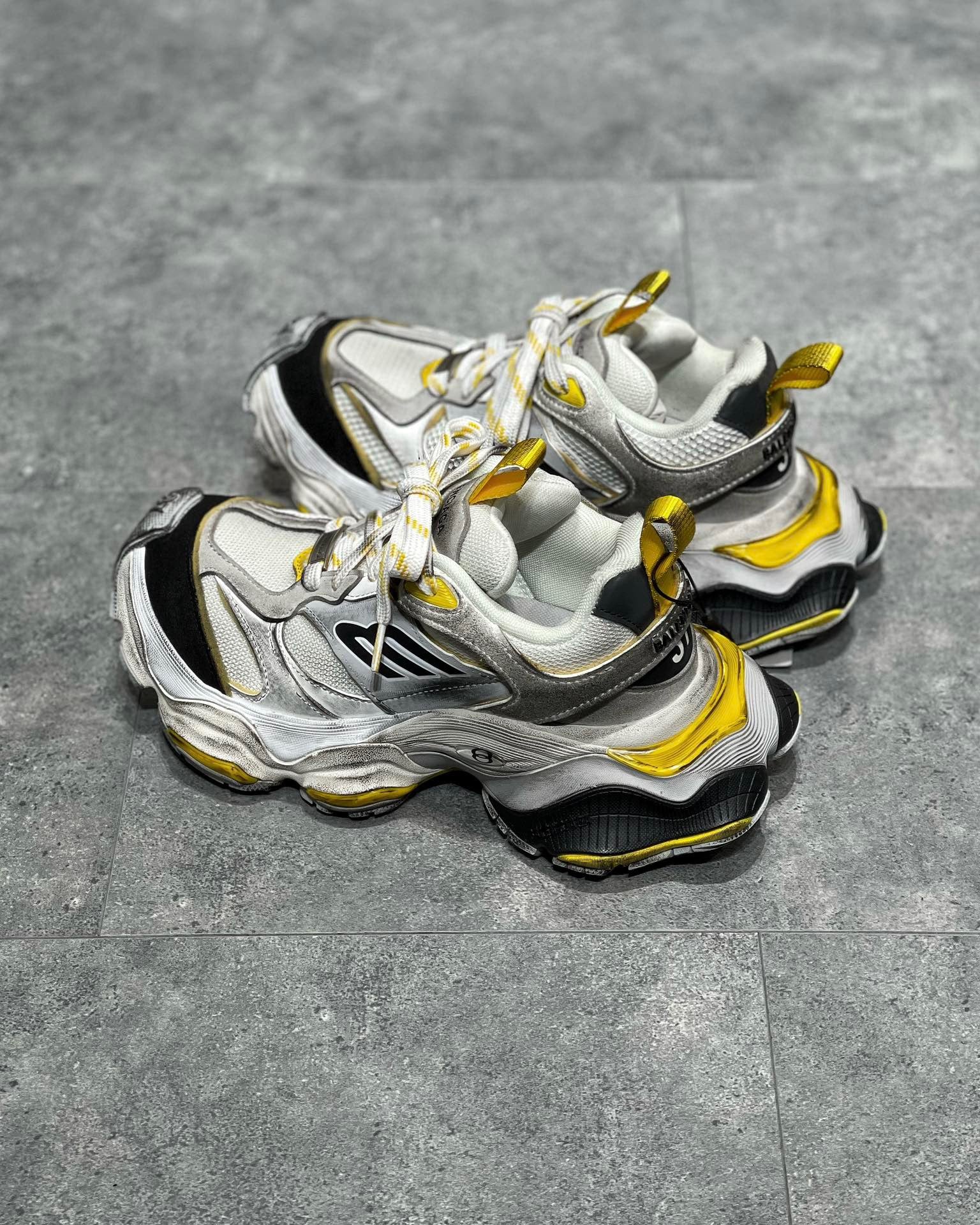 Silbergelbe Schuhe - Größe 46
