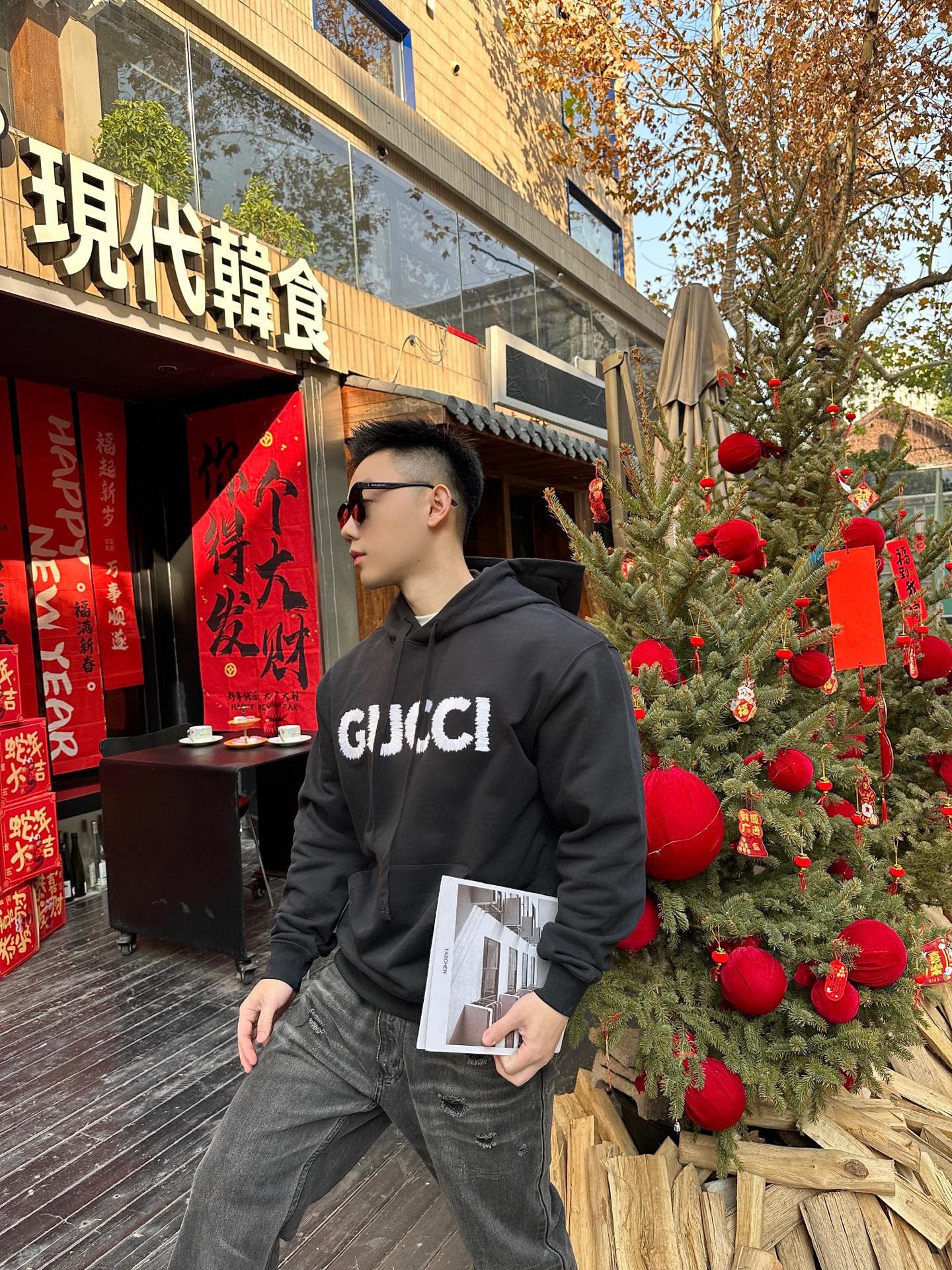 Schwarz-weißer Hoodie