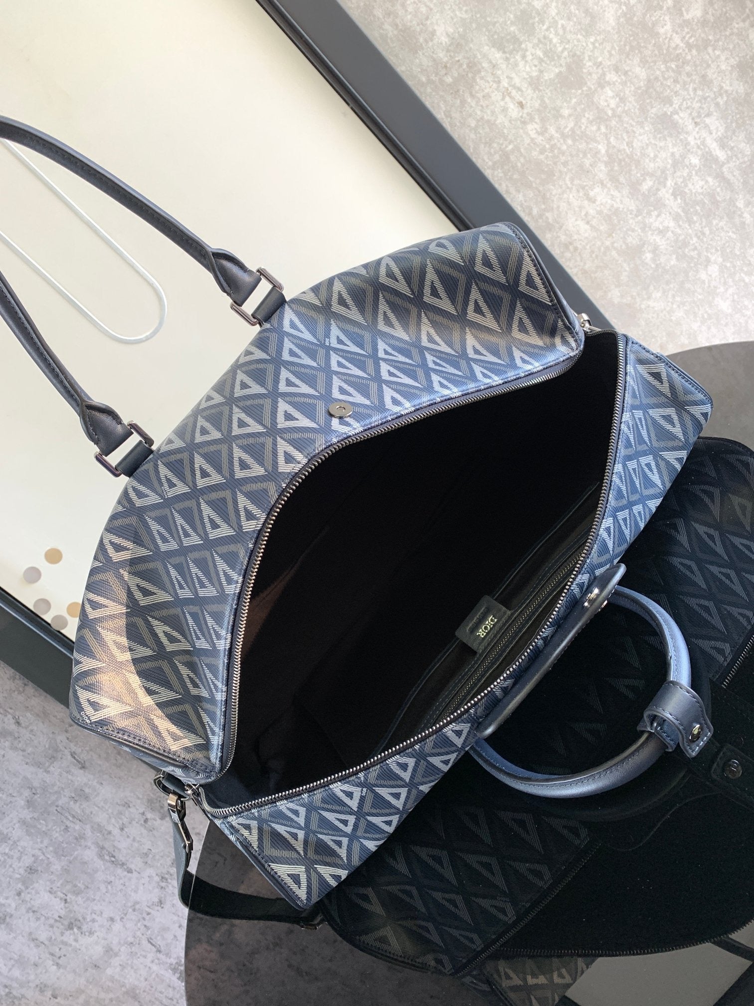 Dunkelblaue Tasche