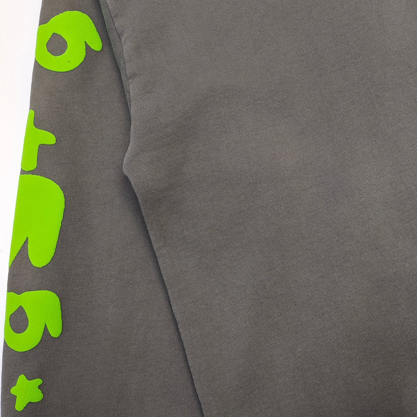 Dunkelgrauer Hoodie