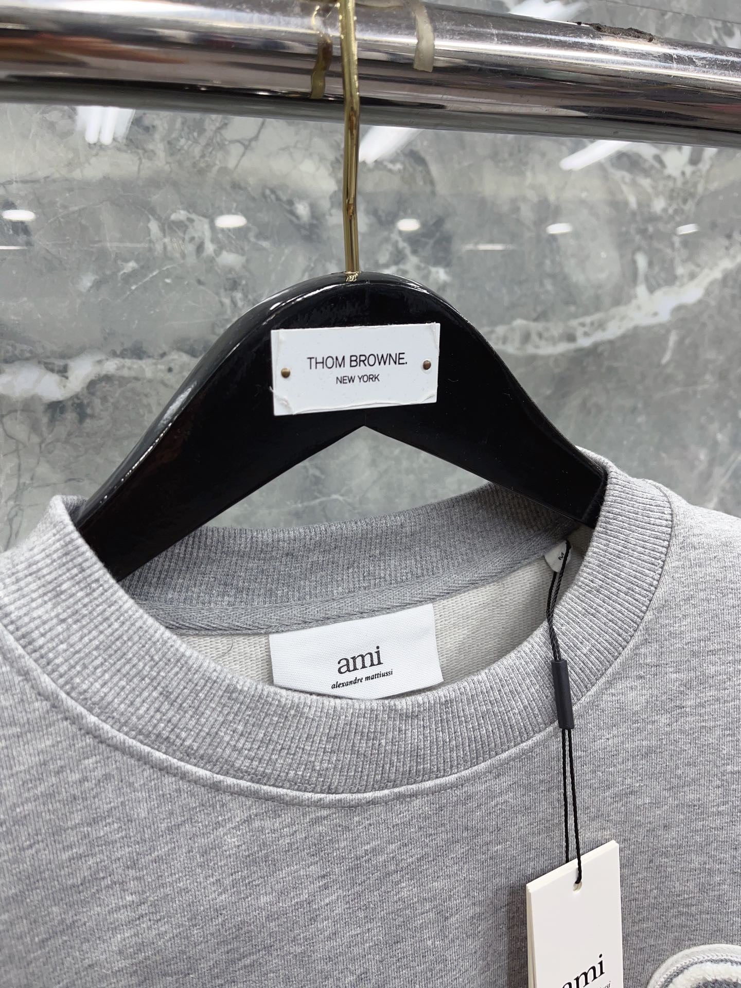 Schwarz-grau-weißes Trikot